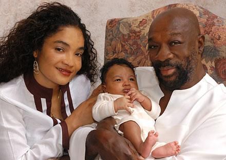 Isaac Hayes fotograferad med sin hustru Adjowa Hayes och parets då nyfödda son Nana Kwadjo Hayes. Bilden togs 2006.