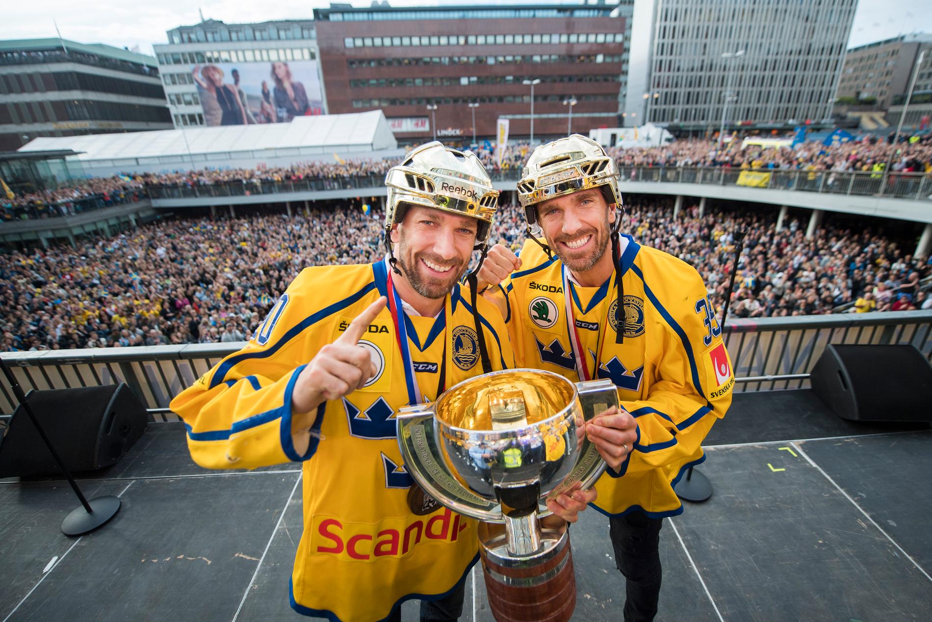 Joel och Henrik Lundqvist med VM-bucklan 2017.