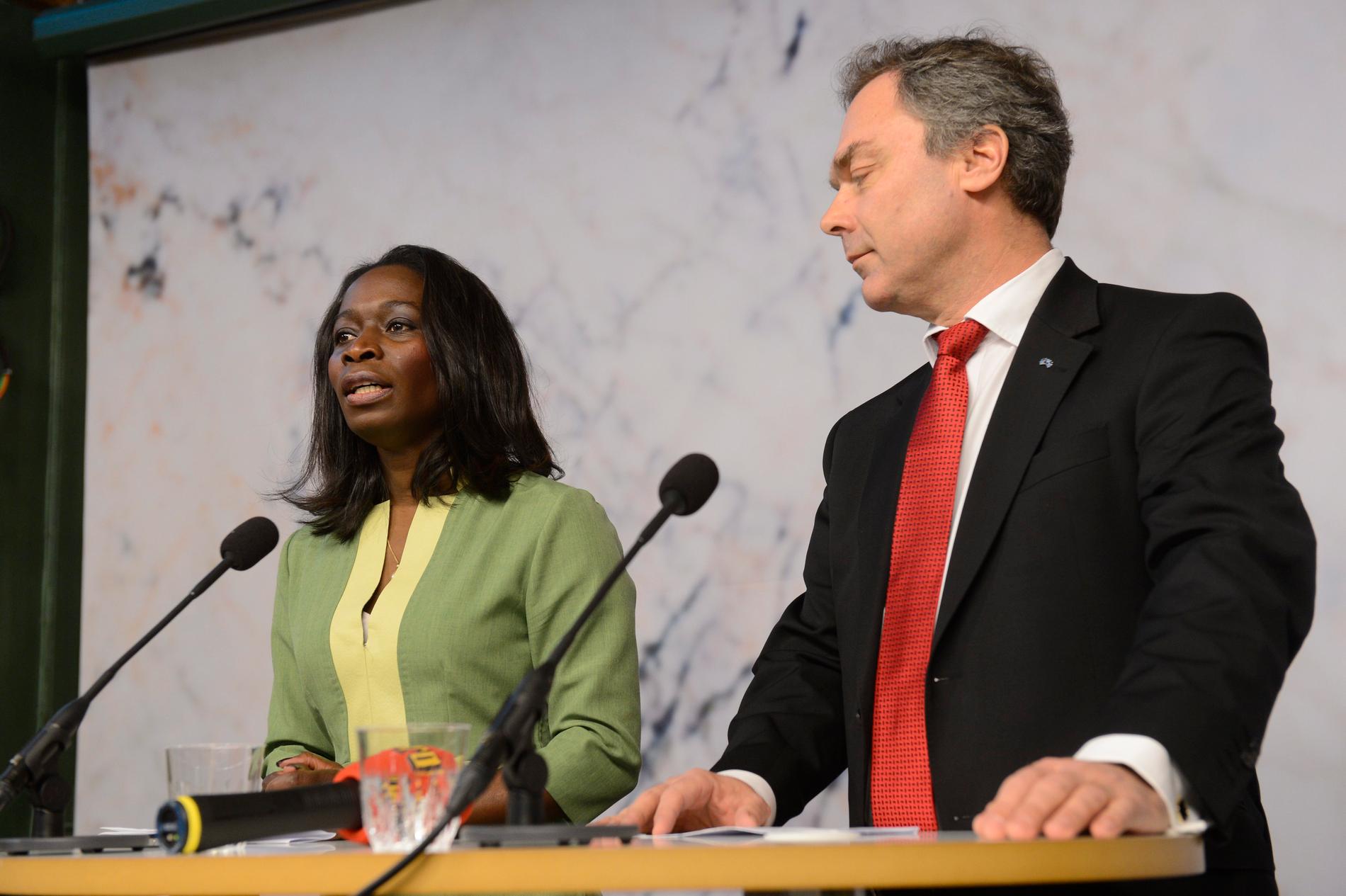 Nyamko Sabuni meddelar under en presskonferens i Rosenbad 2013 att hon lämnar regeringen och sin plats i riksdagen. Här tillsammans med partiledaren Jan Björklund.–