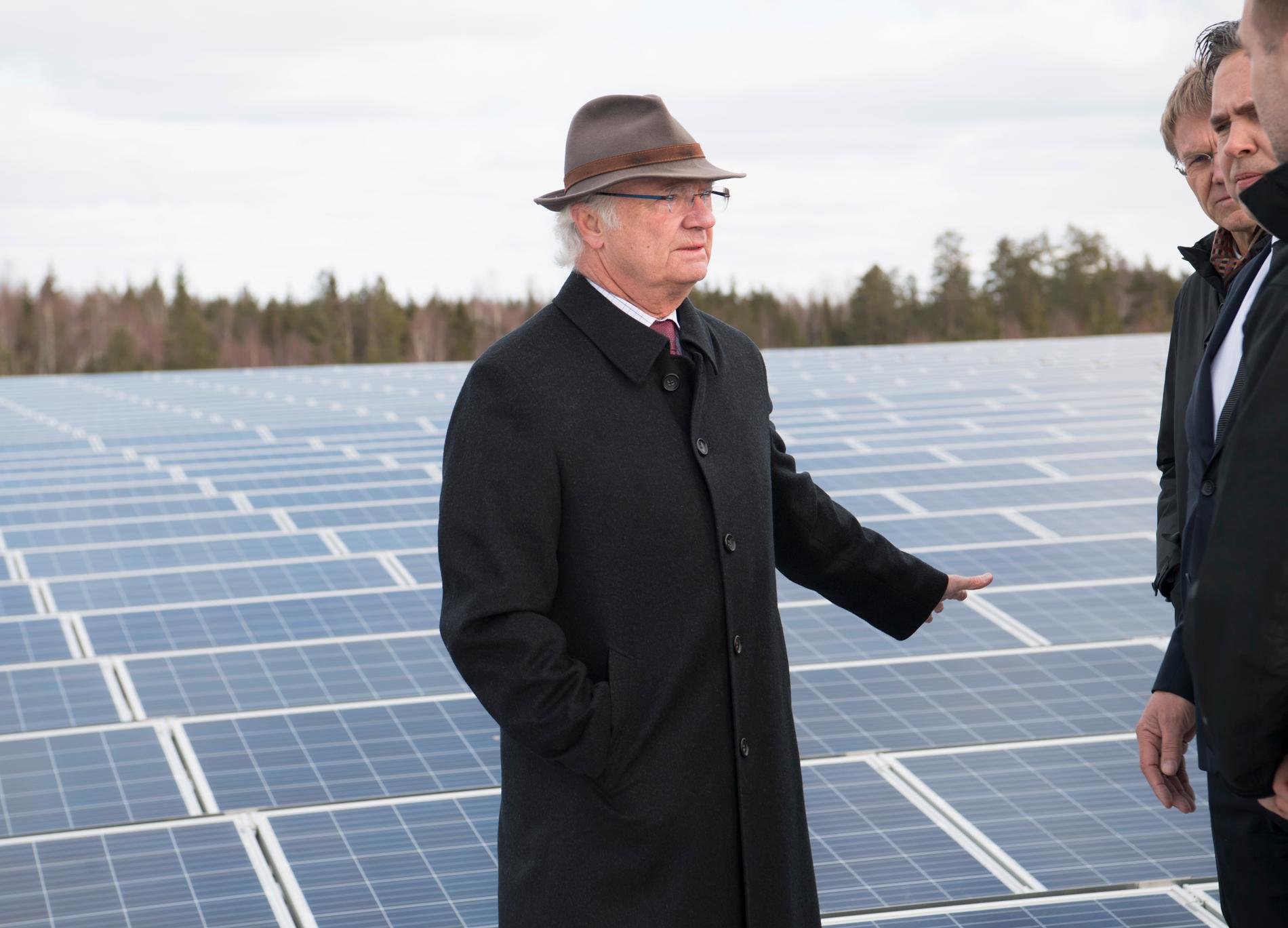 Kung Carl XVI Gustaf besöker företaget Apoteas logistikcenter i Uppland. På taket finns Sveriges största solcellsanläggning. Arkivbild.