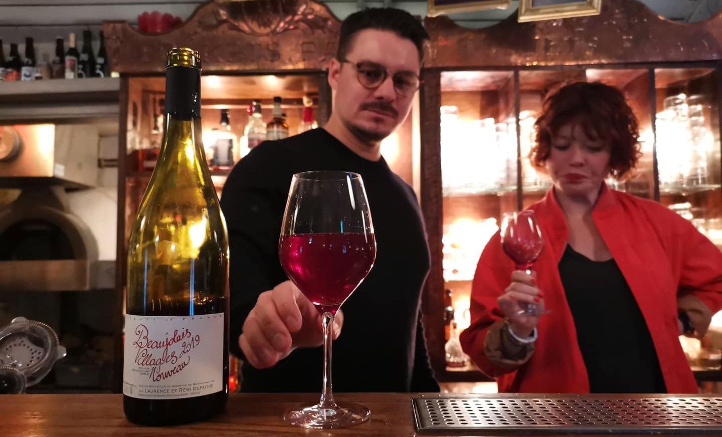 Jonas Letelier, ägare av Far i Hatten, och Ida Sundqvist, vinimportör, provar årets första gamay från producenten Remi Dufaitre.