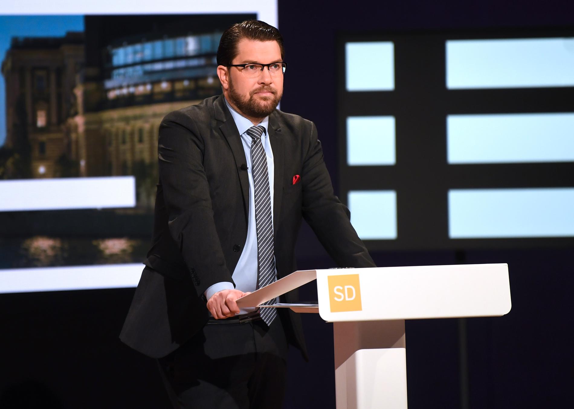 Sverigedemokraternas partiledare Jimmie Åkesson ilsknade till när Per Bolund (MP) använde begreppet "blåbrun" under partiledardebatten.
