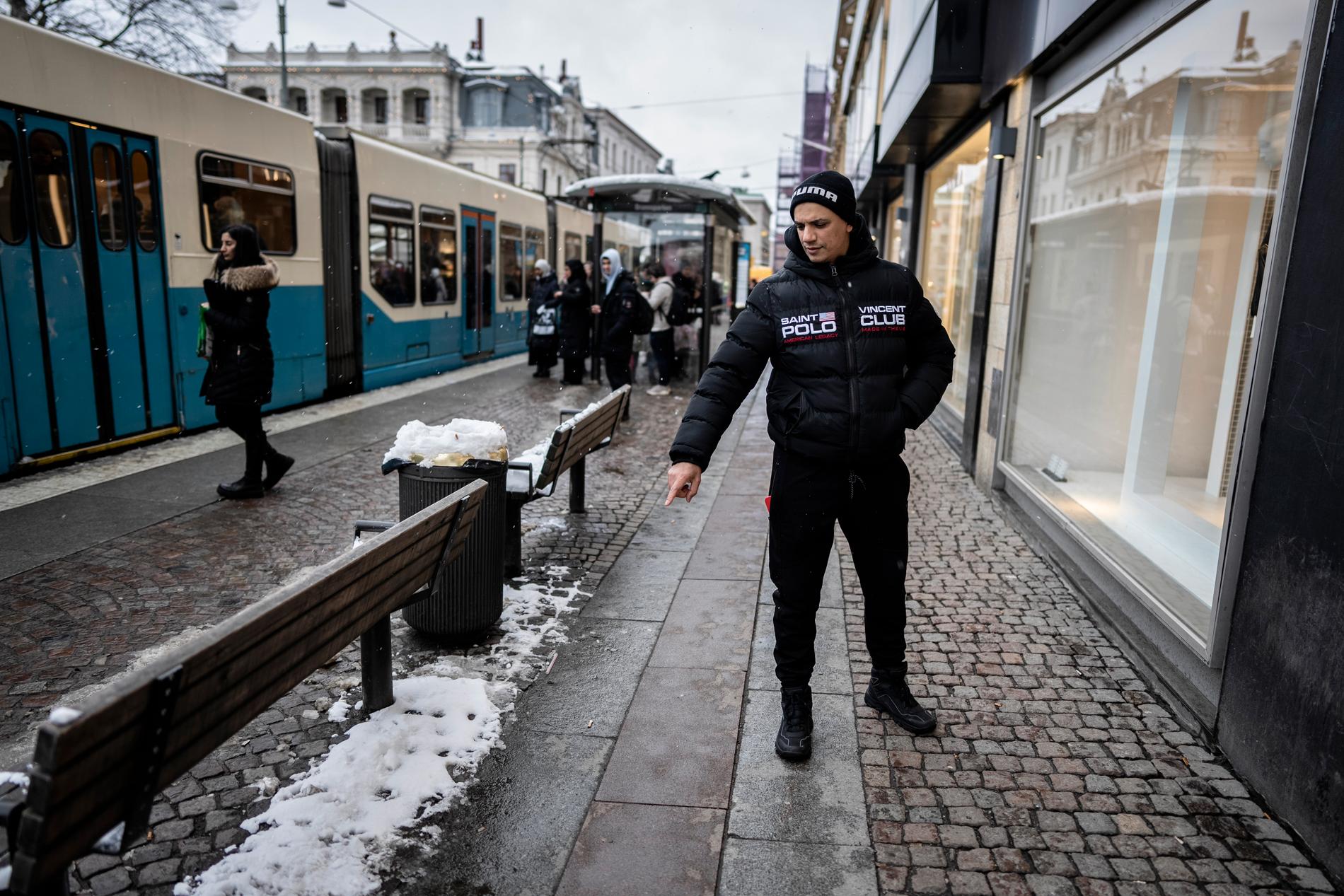 Yasin Missaoui möter Aftonbladet på platsen där han var med och grep gärningsmannen i torsdags förra veckan. 