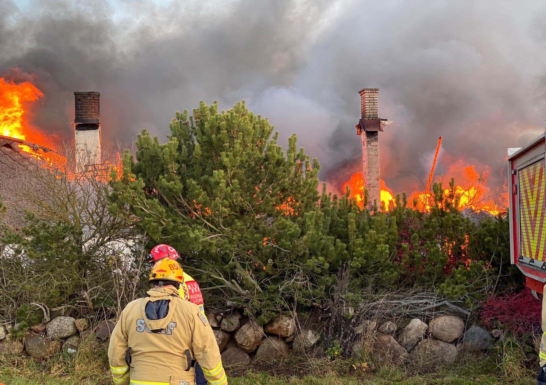 En kraftig brand rasar på ett frölager utanför Kivik.