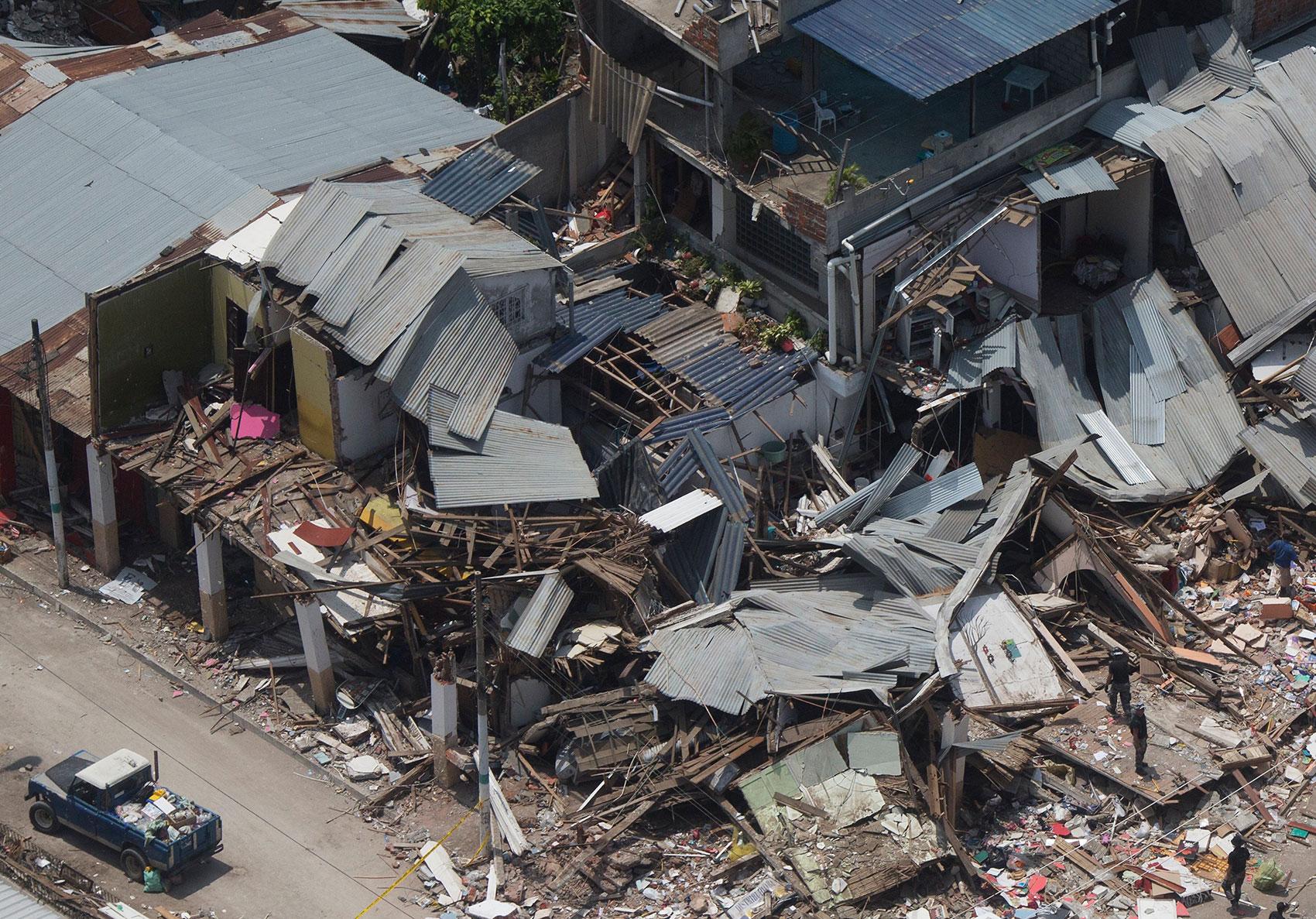 Förstörda hem efter jordbävningen i Ecuador.