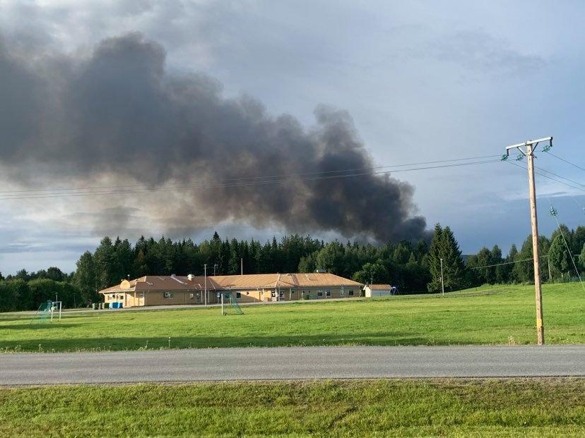 Röken från branden syntes i flera delar av Älvsbyn under måndagsmorgonen.