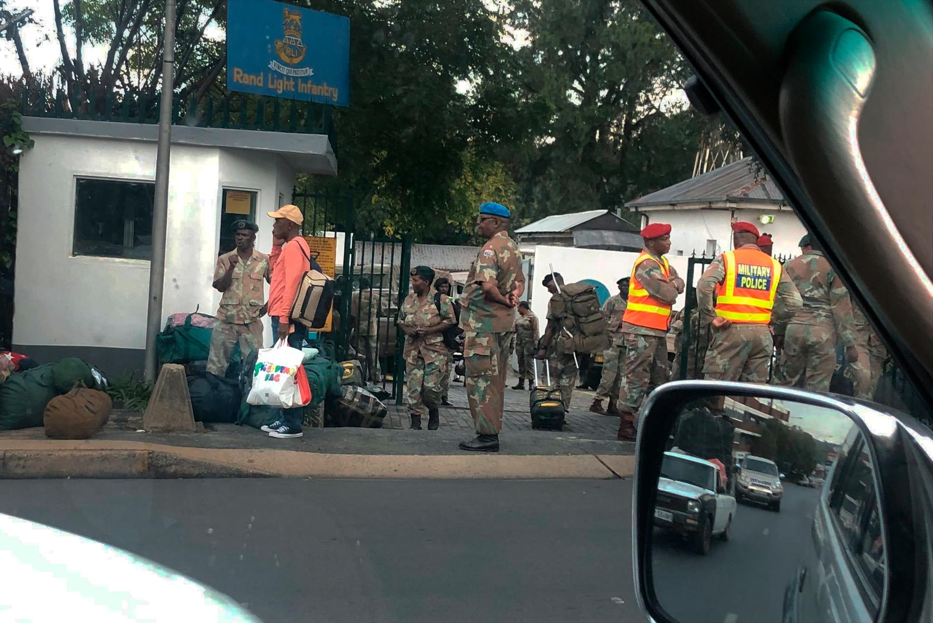 Sydafrikas militär kommer att bistå polisen när strikta karantänsåtgärder införs. Här samlas soldater vid en militäranläggning i Johannesburg på måndagen.