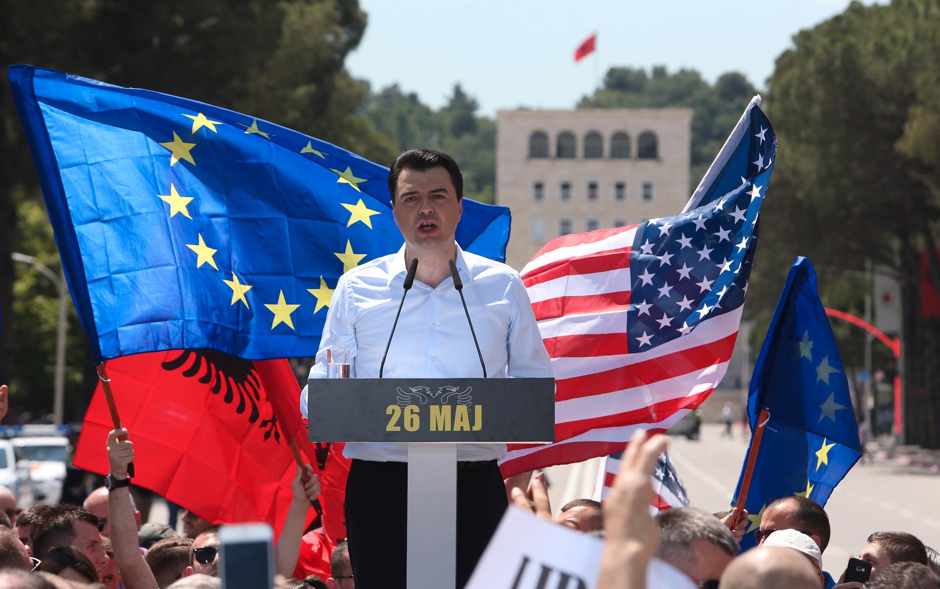Även oppositionen i Albanien viftar gärna med EU-flaggan – även om högerledaren Luzim Basha gärna ser ett regeringsskifte på hemmaplan. Arkivfoto.