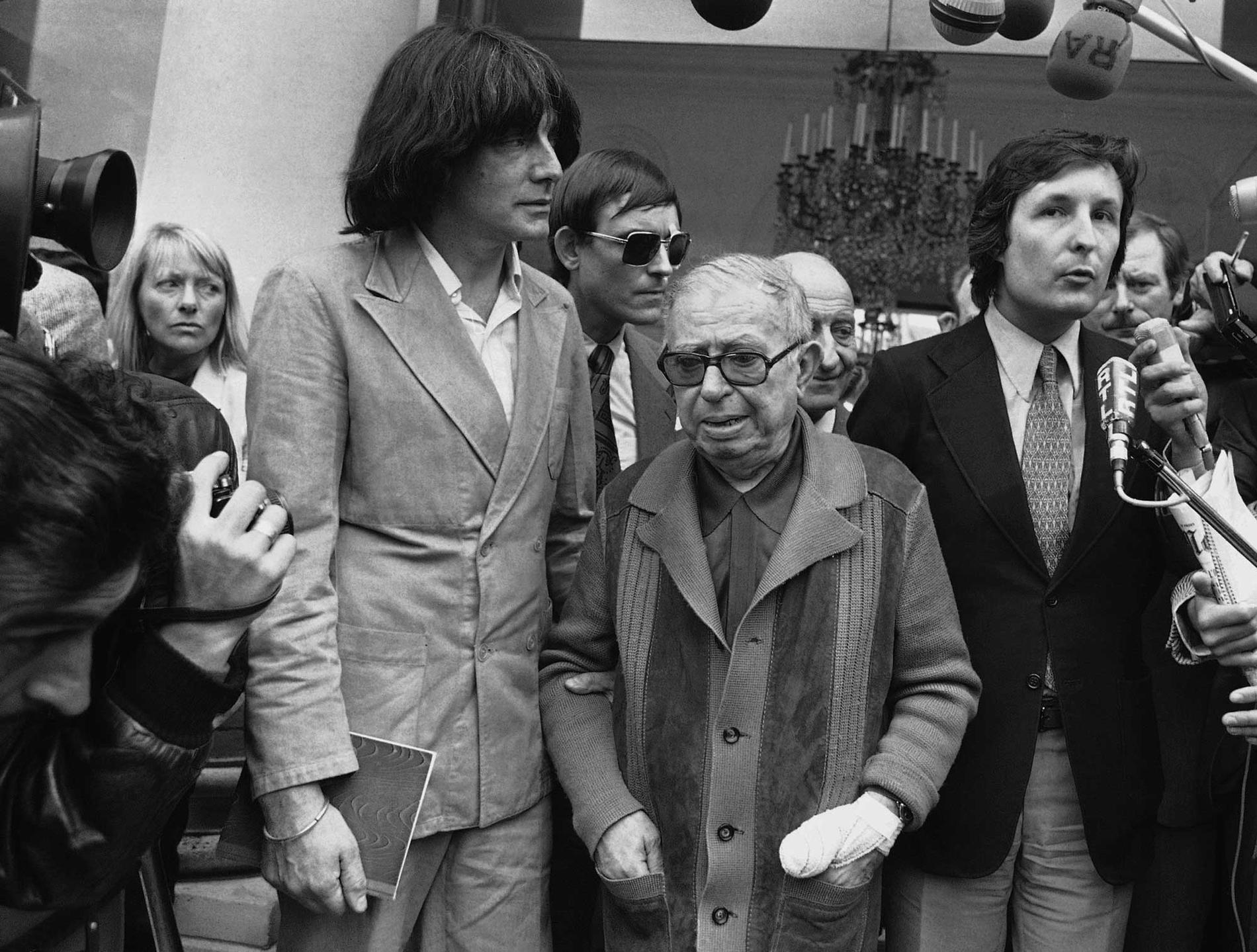 Franske filosofen och författaren Jean-Paul Sartre i mitten, här med franske filosofen och skribenten André Glucksmann (till vänster). Okänt från vilket år bilden är.