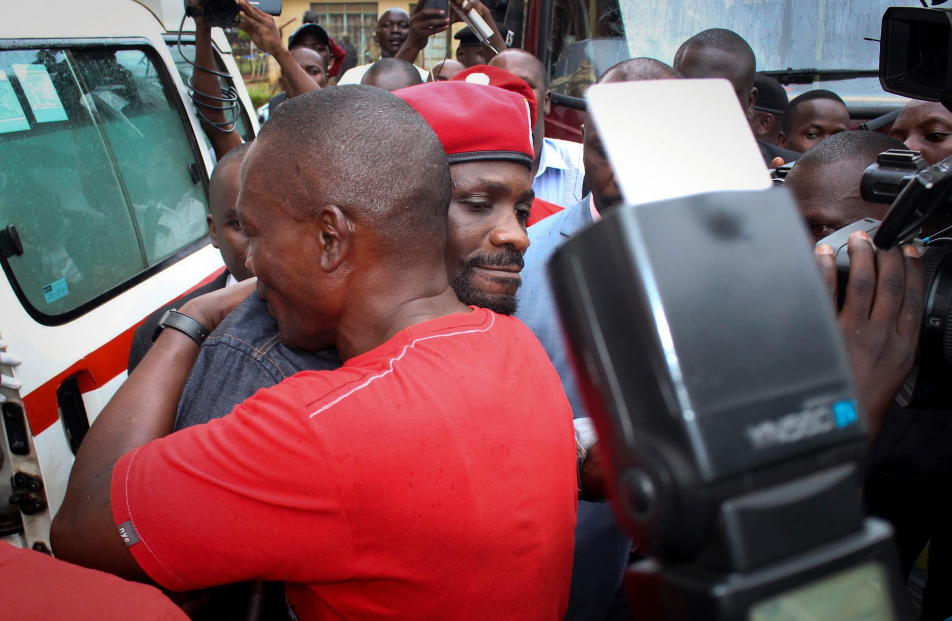 Den ugandiske politikern och popstjärnan Robert Kyagulayi, alias Bobi Wine, kramas om av en supporter efter att ha släppts fri mot borgen.