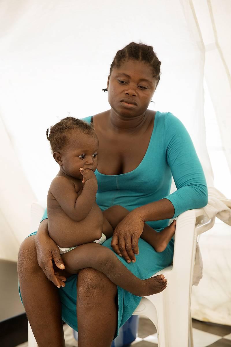 ”Min brors fru fick ebola, och eftersom både jag och Lydia hade haft direktkontakt med henne är vi här”, säger Nessie, 25, som har hand om sin åtta månader gamla brorsdotter.