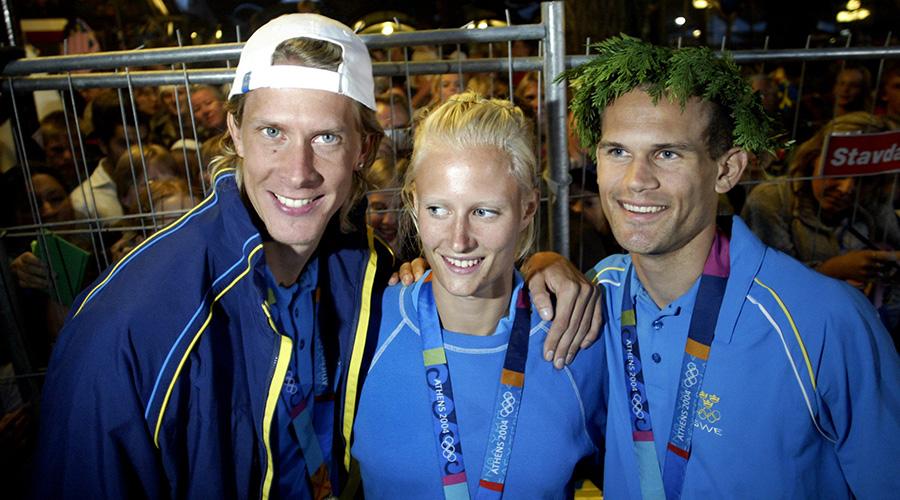 Christian Olsson, Carolina Klüft och Stefan Holm efter deras OS-guld i Aten 2004.