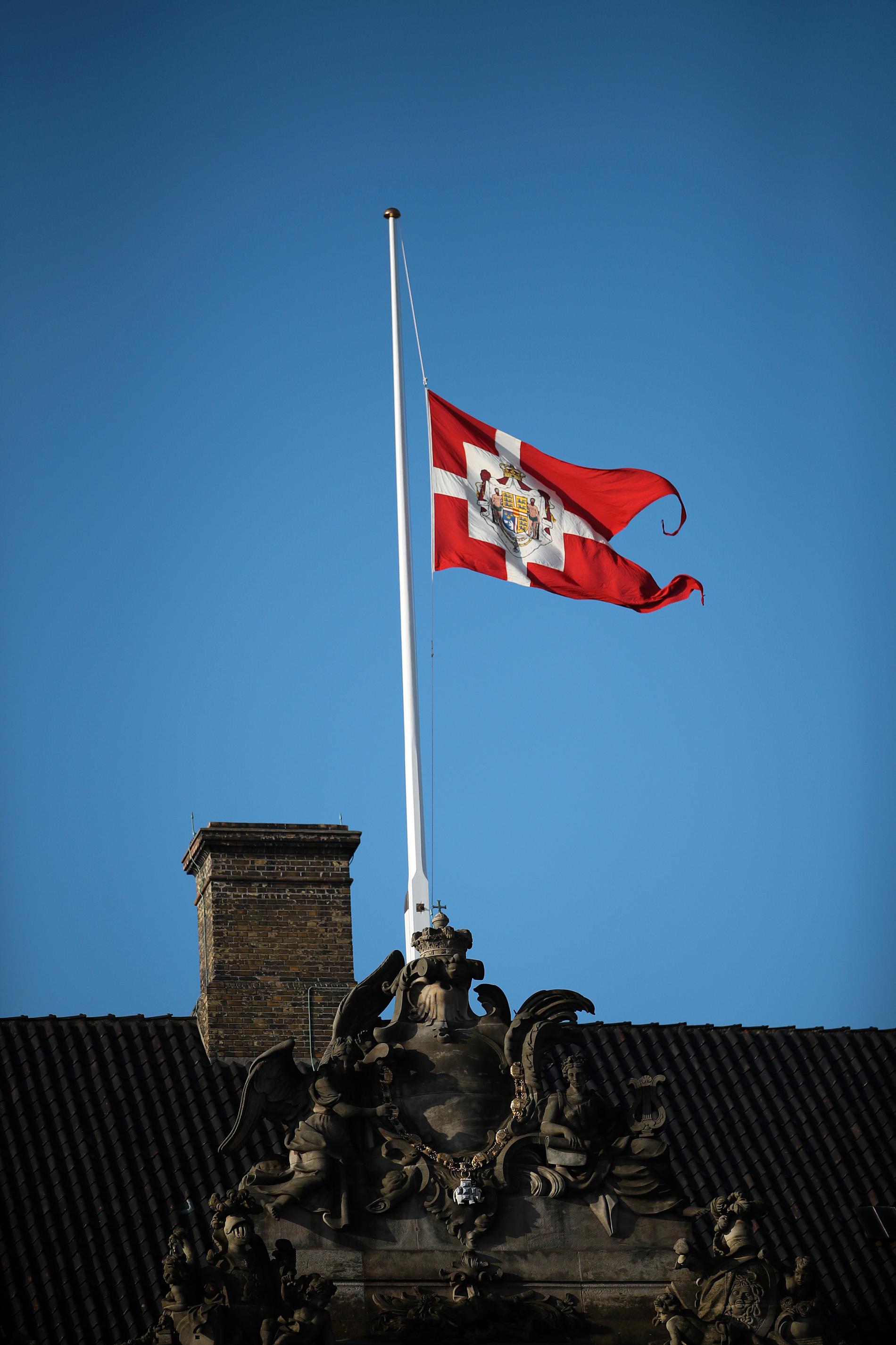 Flaggan vajar på halv stång vid slottet Amalienborg i Köpenhamn efter prins Henriks bortgång.
