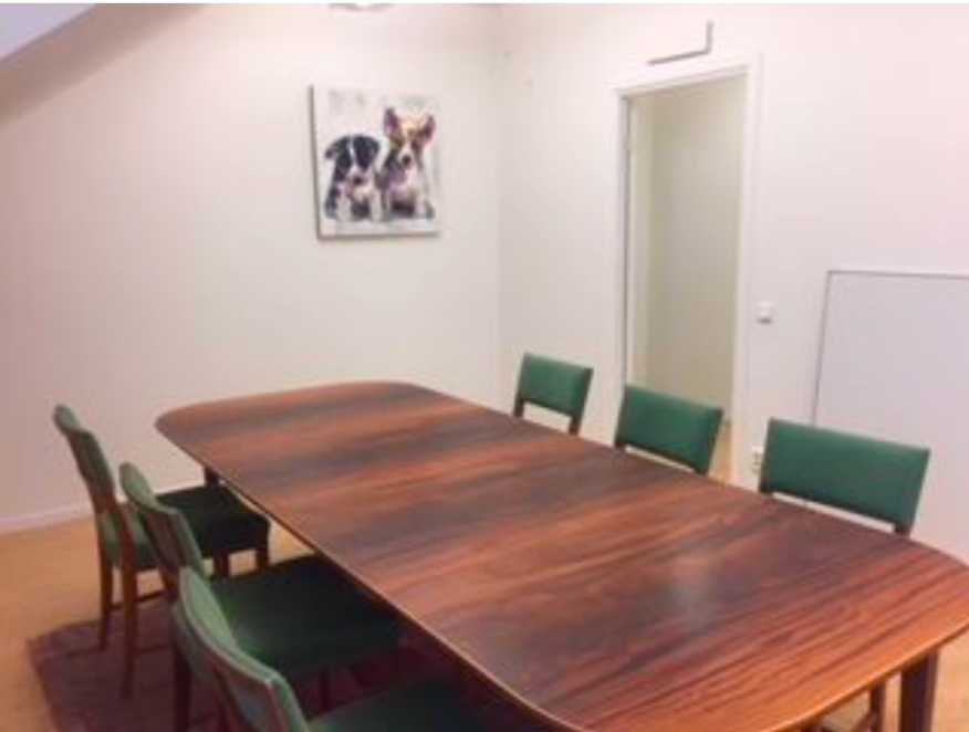 Matsalsbordet från Svenskt Tenn stod inte på kontoret när Skatteverket gjorde ett besök, utan hade flyttats till en av männens villa på Lidingö. 