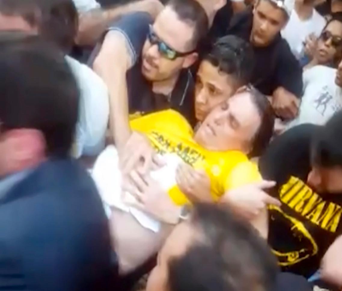 Stillbild ur video med den skadade Bolsonaro efter attacken i Minas Gerais i september förra året.