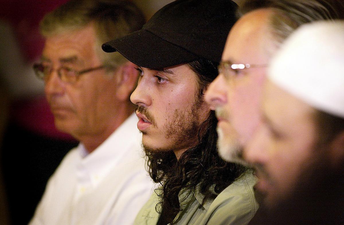 LÅSTES IN Örebroaren Mehdi Ghezali, 32, låstes in på Guantánamobasen på Kuba i januari 2002. Där satt han fram till juli 2004 – utan att anklagas för något brott. Strax efter hemkomsten till Sverige höll han en presskonferens tillsammans med bland andra advokat Peter Althin och sin pappa.