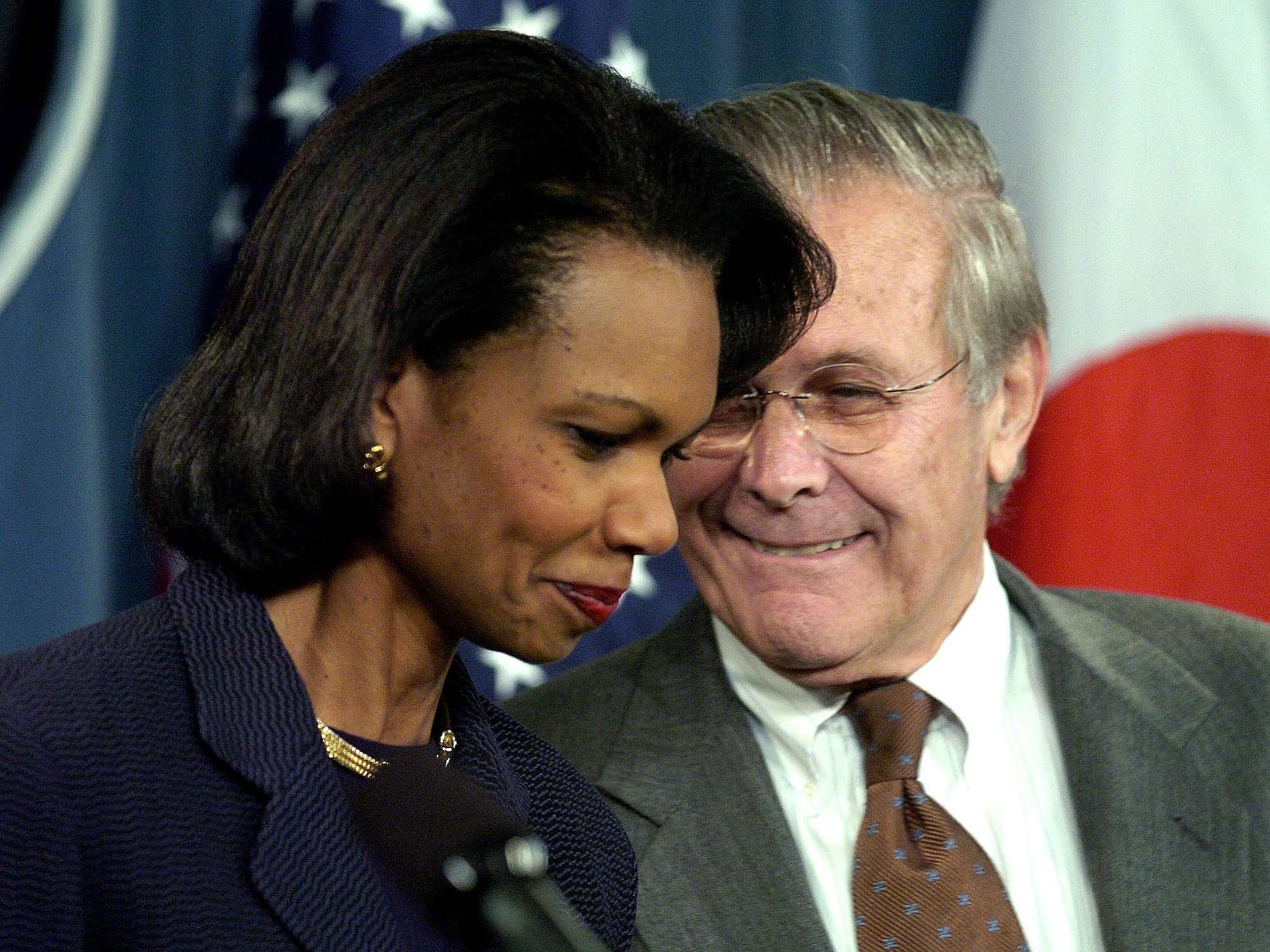 Två av Irakkrigets arkitekter, Condolezza Rice, utrikesminister, och Donald Rumsfeld, försvarsminister åt George W Bush.