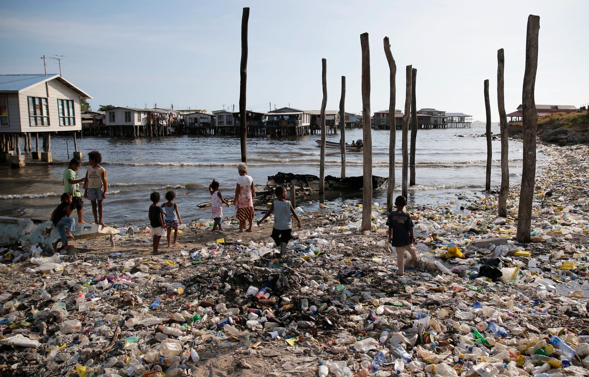 Plasten som hamnar i haven kan transporteras långt med hjälp av havsströmmar. Det är inte sällan plast transporteras över hela jorden. Bild från Port Moresby på Papua New Guinea.