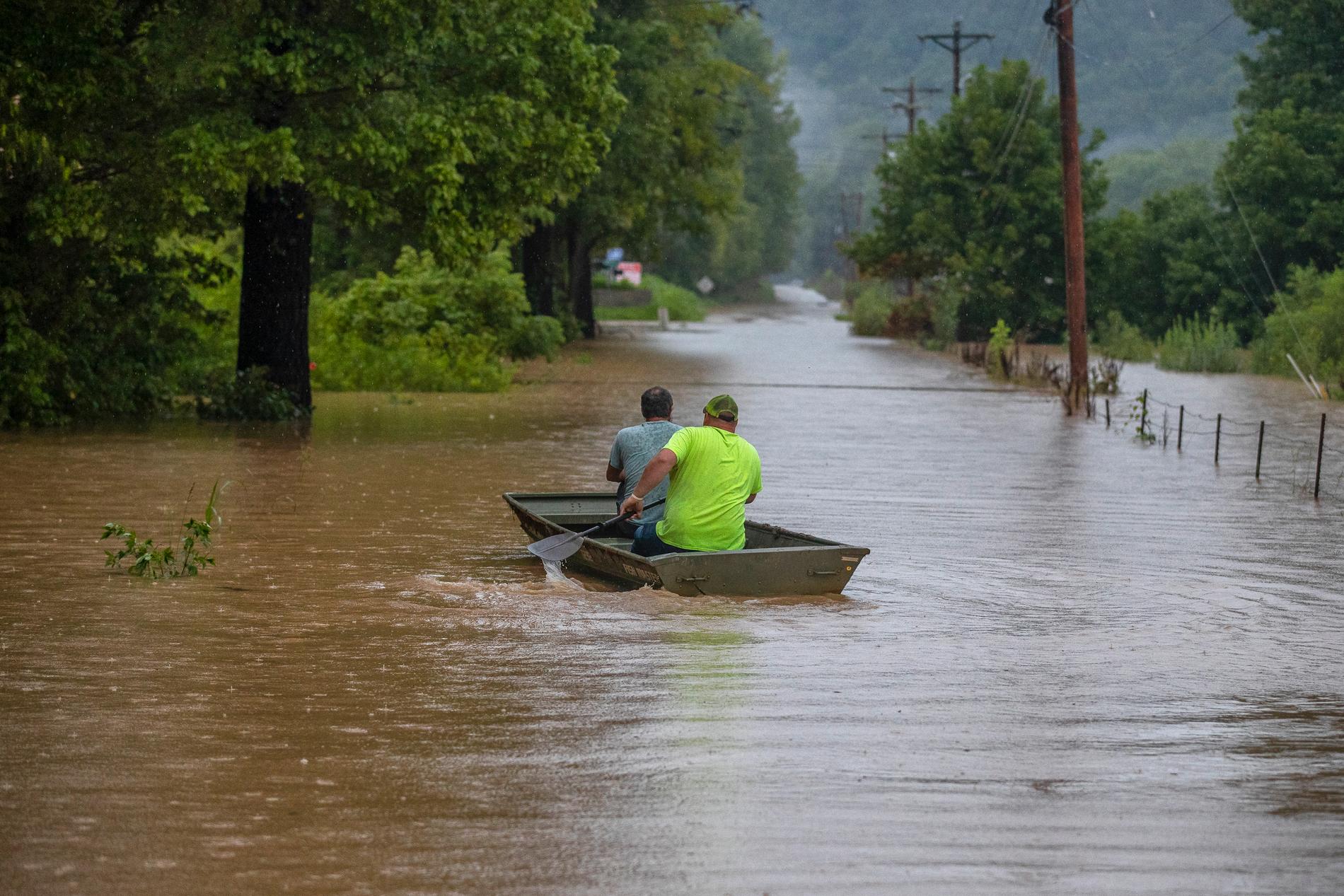 Två personer paddlar i översvämmade området, Kentucky, USA, augusti 2022.