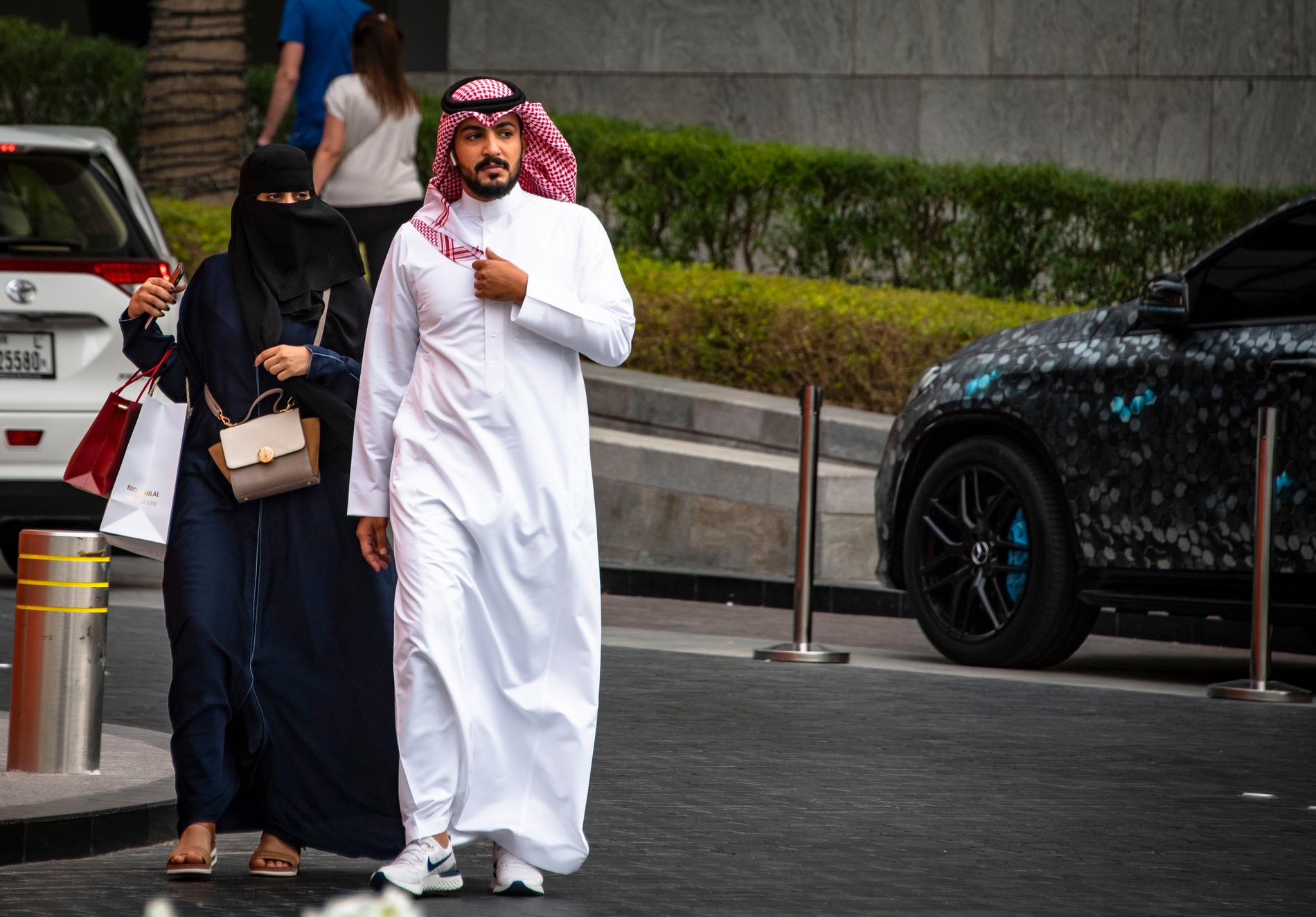 En emiratiskt par i Dubai.