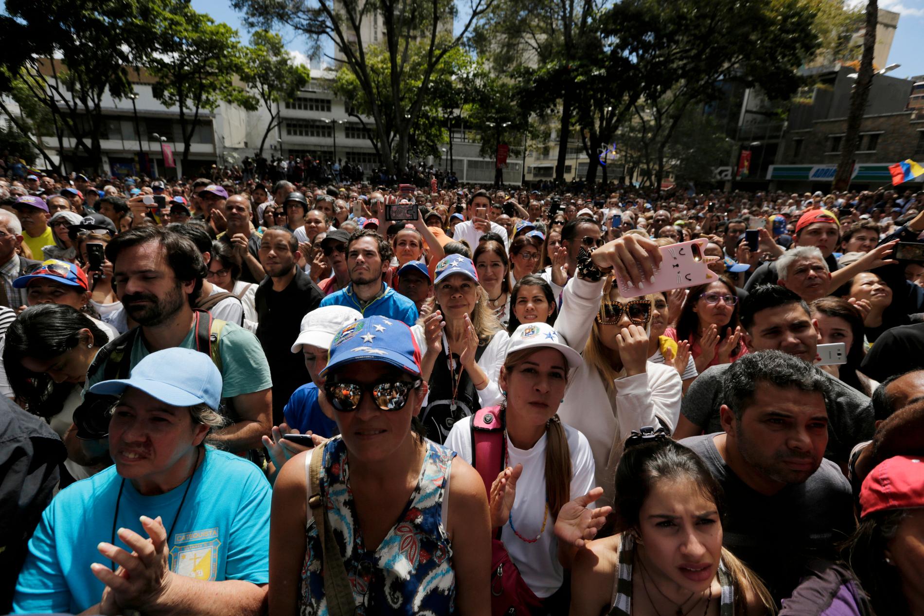 Anhängare till oppositionsledaren Juan Guaido under ett tal i Caracas, Venezuela.