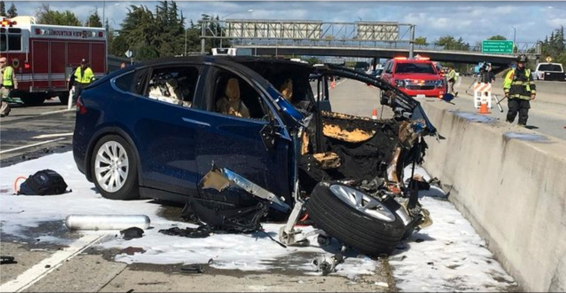 Teslan, en SUV, fattade eld efter kraschen. Myndigheterna utreder nu vilken roll bilens autopilotsystem hade i olyckan.