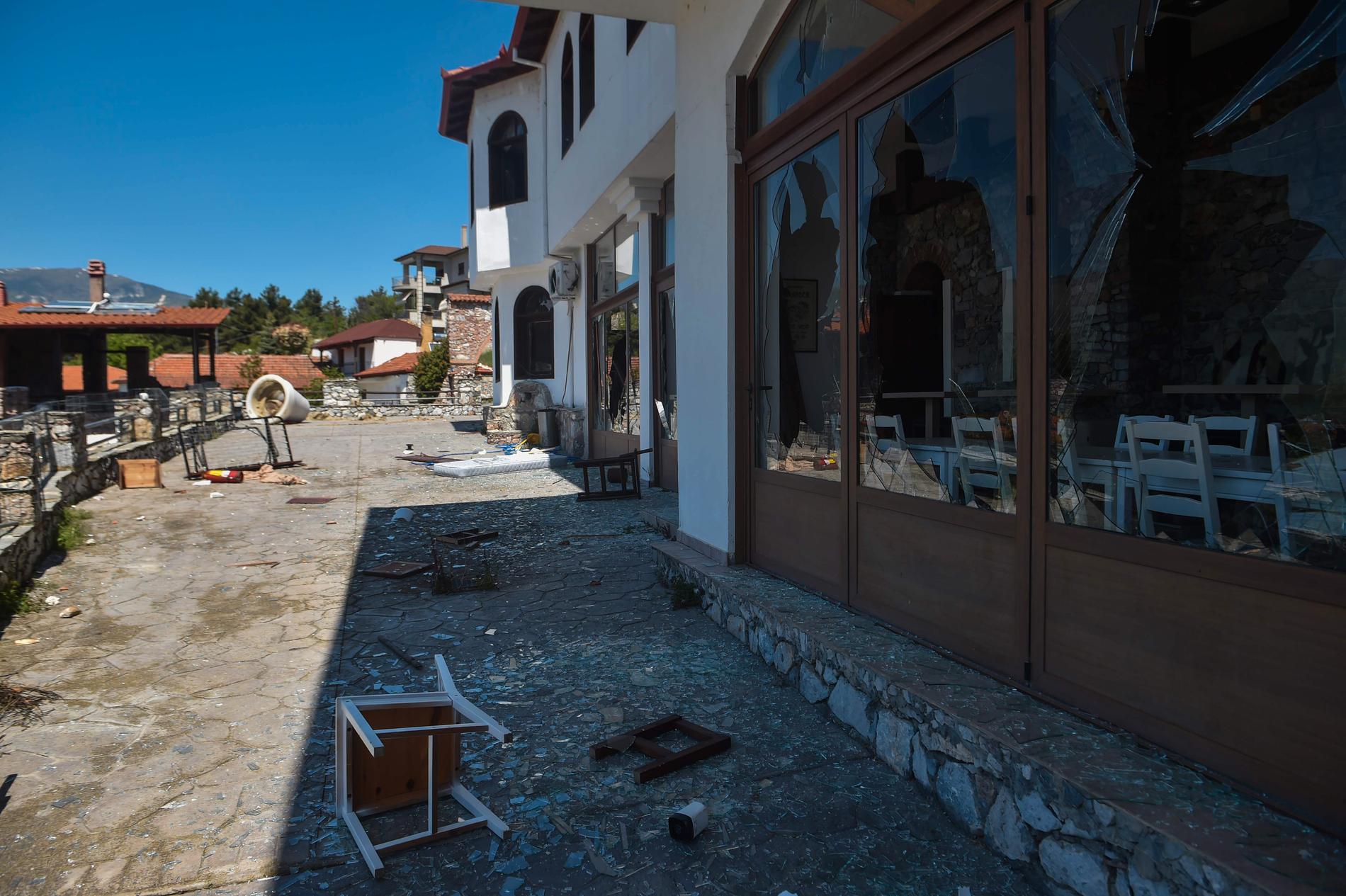 Det vandaliserade hotellet i den grekiska byn Árnissa. Bild från i fredags.