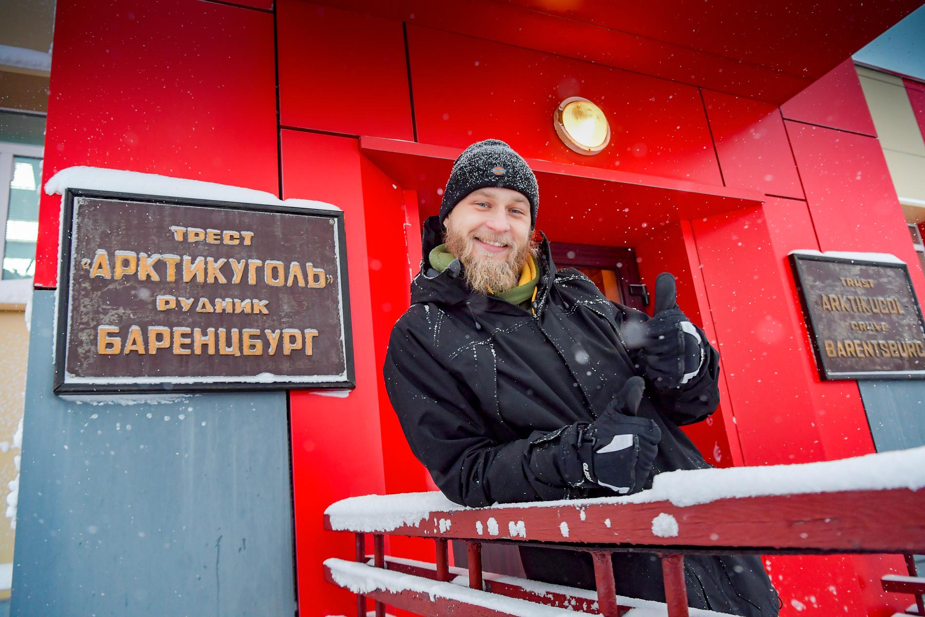 Ivan Velichenko bor och jobbar med turism i det ryska gruvsamhället Barentsburg. Här står han framför Arktikugols gruvkontor.