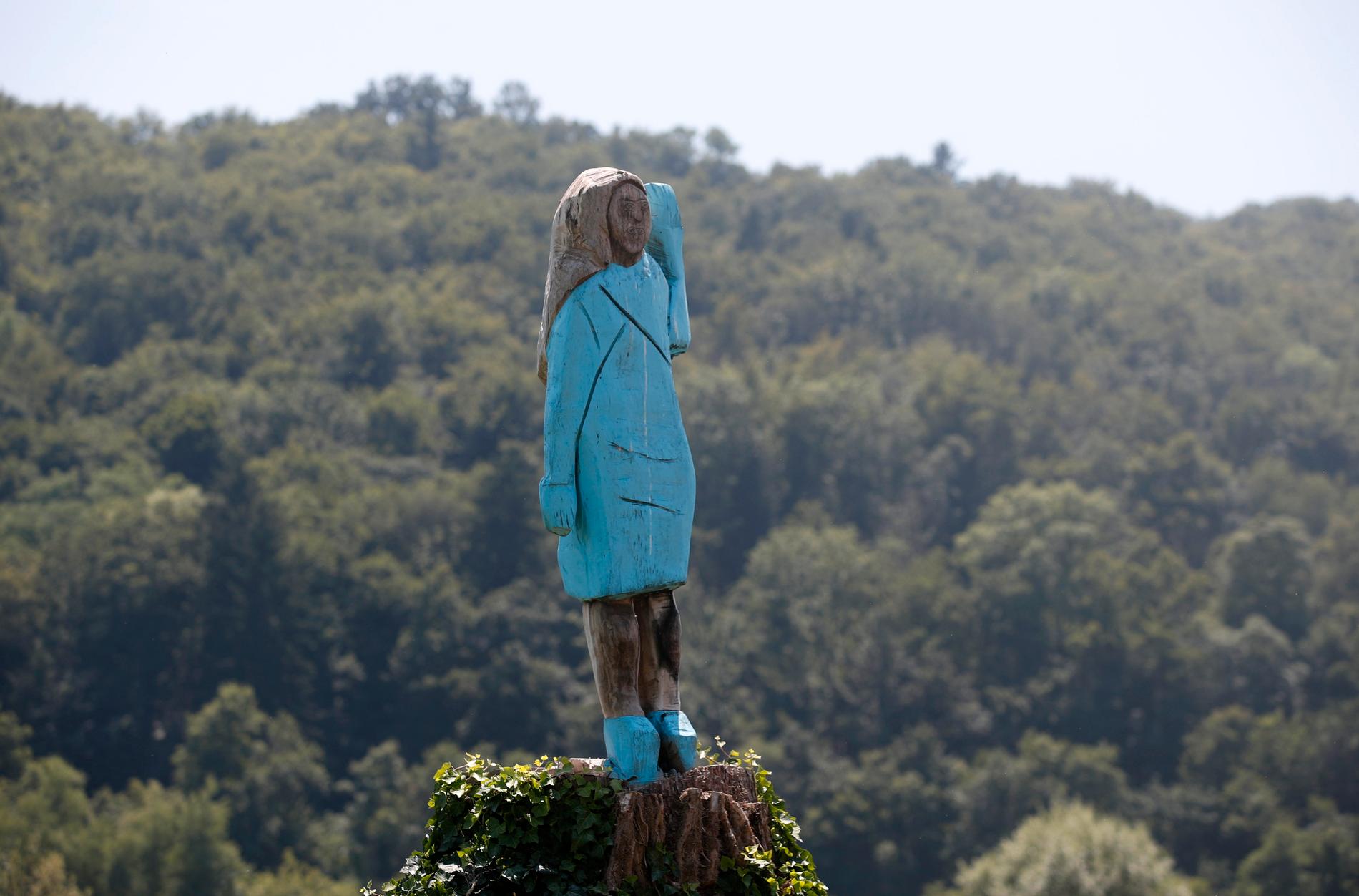 En träskulptur av Melania Trump, avtäcktes i fredags i hennes hemstad Sevnica.