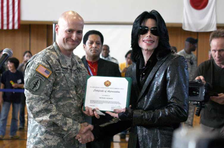 Michael Jackson besöker en amerikansk militärbas på Japan 2007.