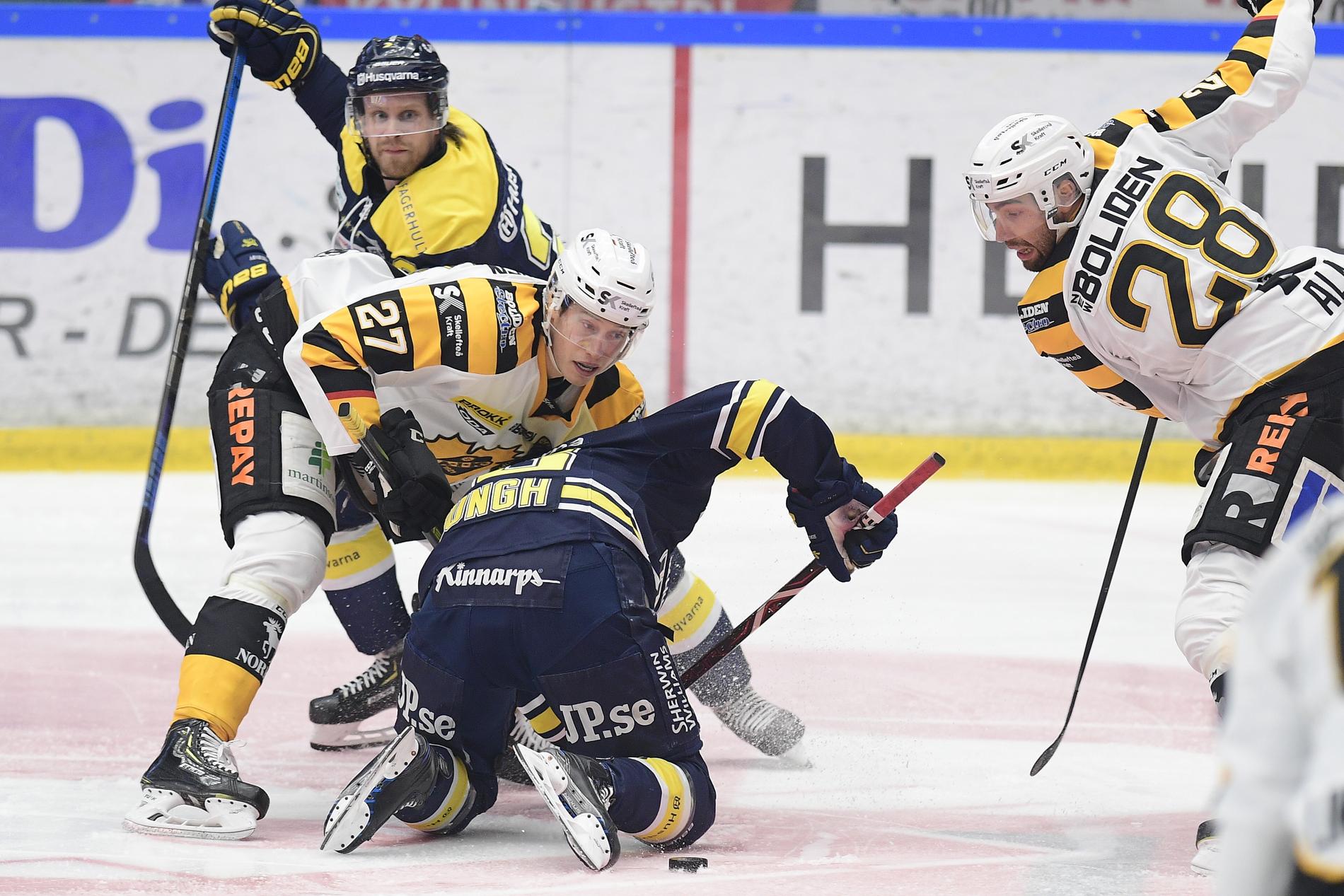 Skellefteås Robin Alvarez och HV71:s Markus Ljungh under tisdagens ishockeymatch i SHL mellan HV71 och Skellefteå i Jönköping.