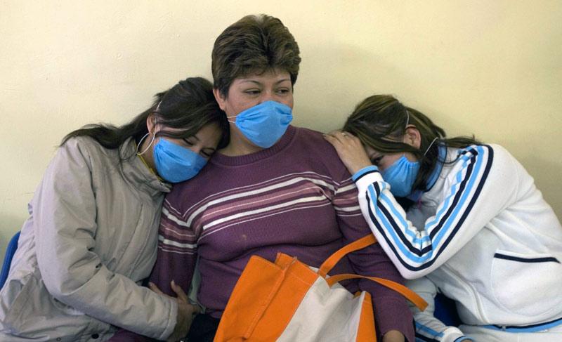 Kvinnor väntar på sin tur på en klinik i Mexiko. Oron i landet är nu stor efter att 60 dött i influensan.