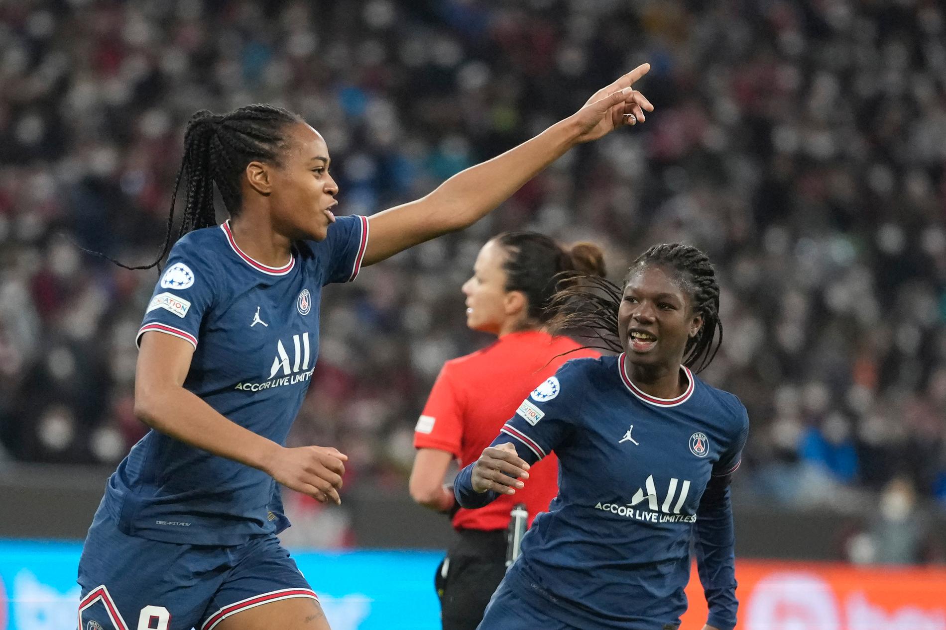 Paris Saint-Germains Marie-Antoinette Katoto, till vänster, firar ett av sina två mål i tisdagens Champions League-kvartsfinal mot Bayern München.