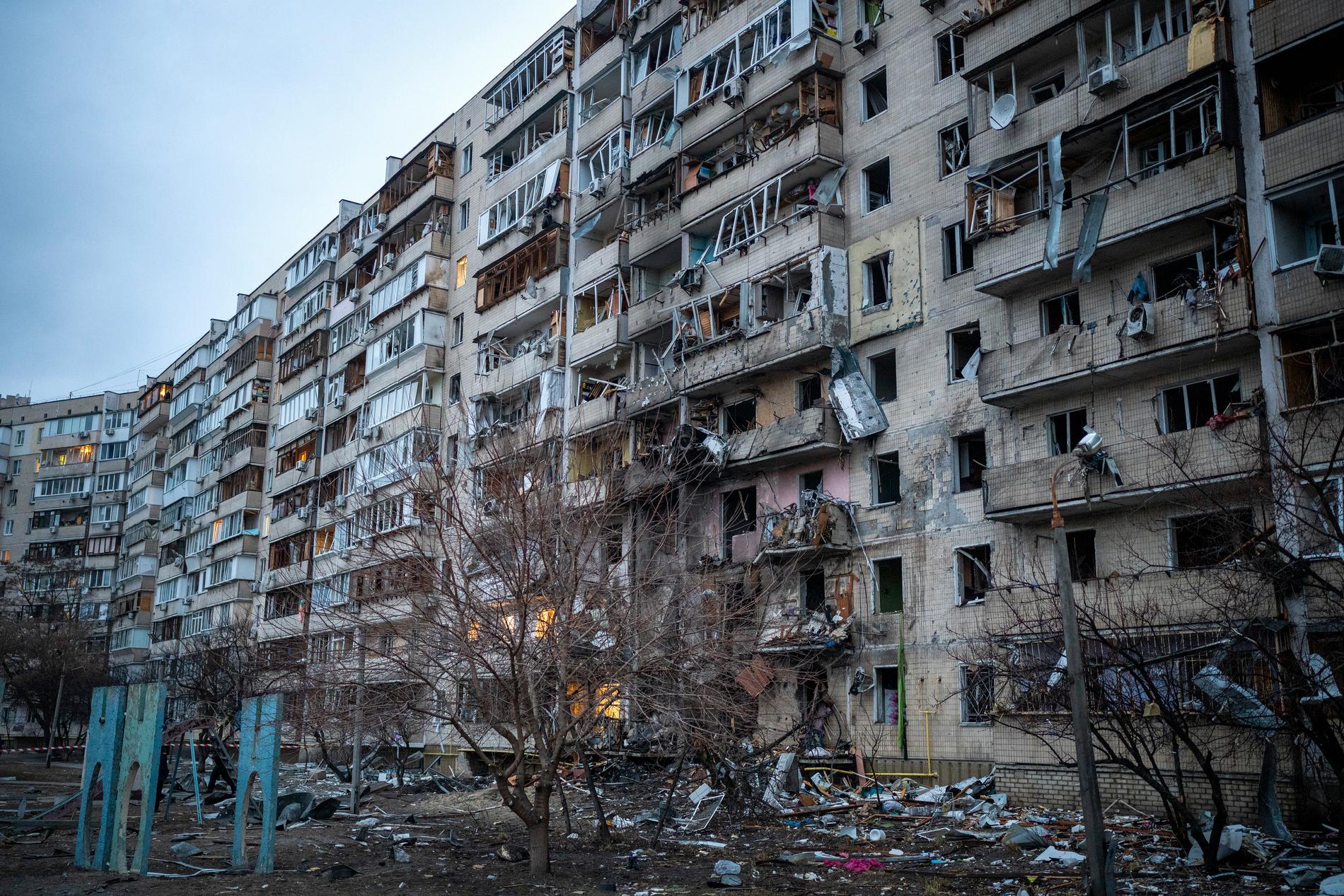 En skadad byggnad i Kiev i morse. 