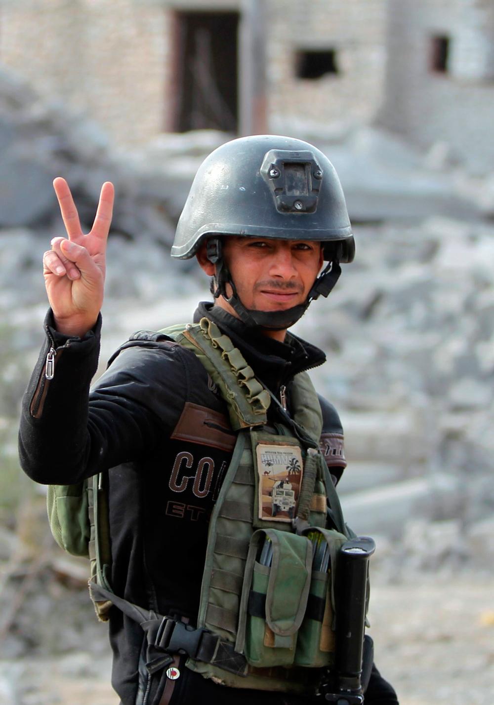 Irakisk soldat gör segertecken i Ramadi