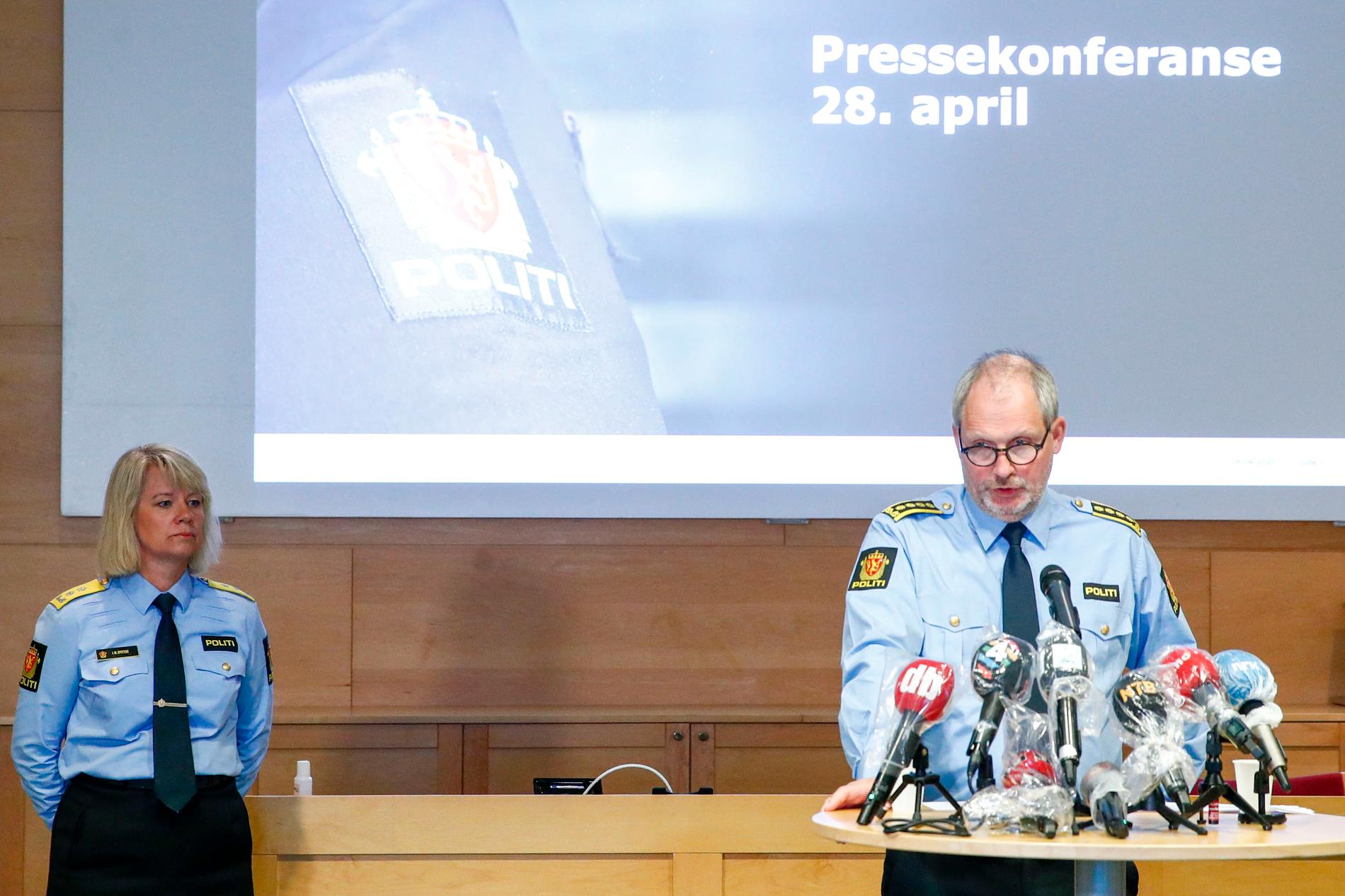 Polisen meddelade på en pressträff under tisdagen att Tom Hagen gripits misstänkt för mord eller medhjälp till mord på sin hustru Anne-Elisabeth Hagen.