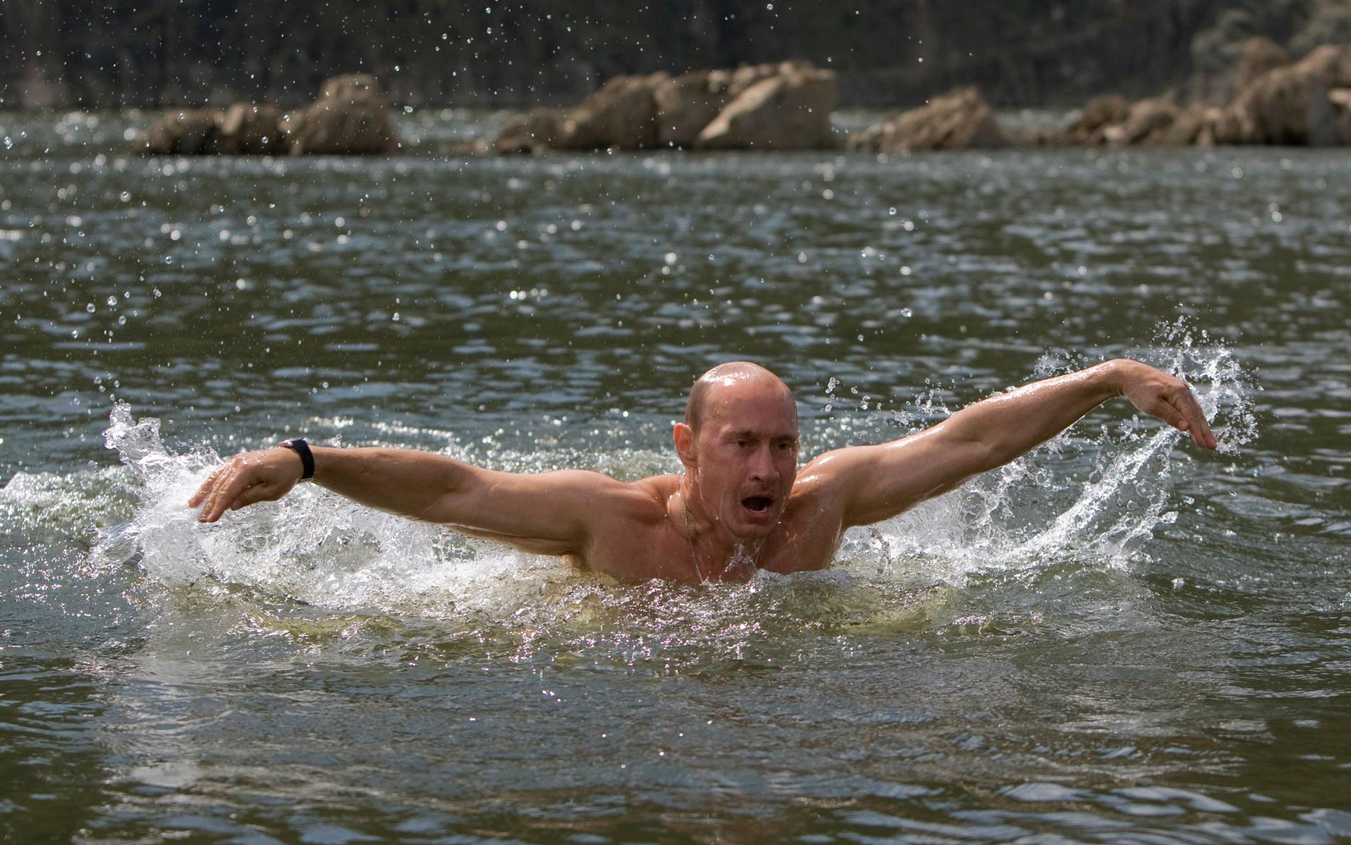 Vladimir Putin målas av rysk propaganda som stark och manlig. Gärna utövande idrott eller med skjutvapen.