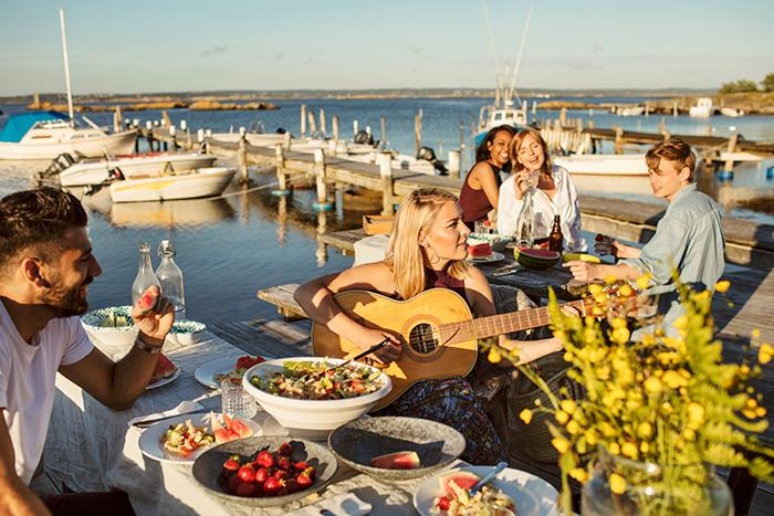 Vi vet redan att många svenskar spenderar semestern med att slappna av i solstolen och ofta till musik, så vi ville veta vad de lyssnar på.