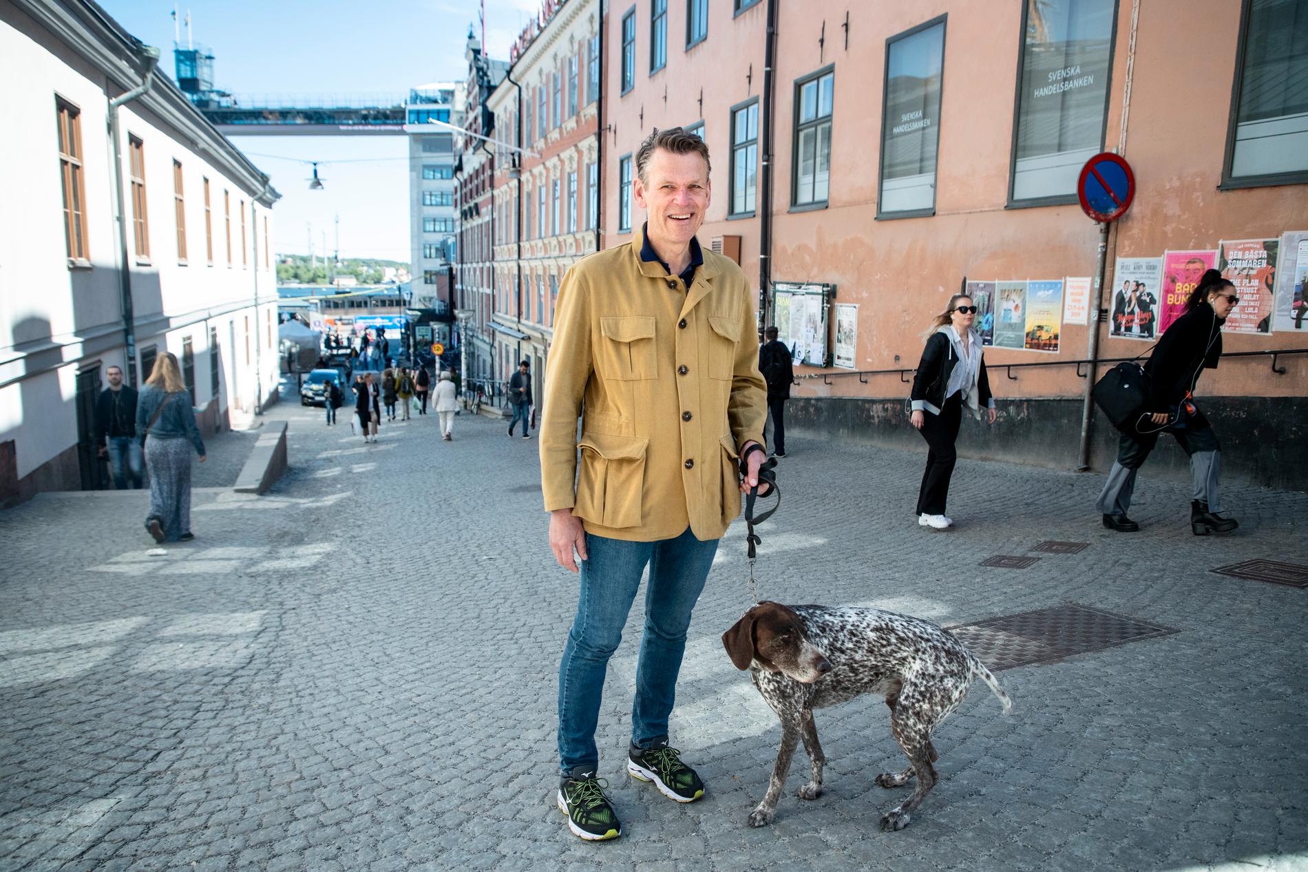 Peter Nilsson och hunden Sarek får dela gatan i centrala Stockholm med flera elsparkcyklister under promenaden.