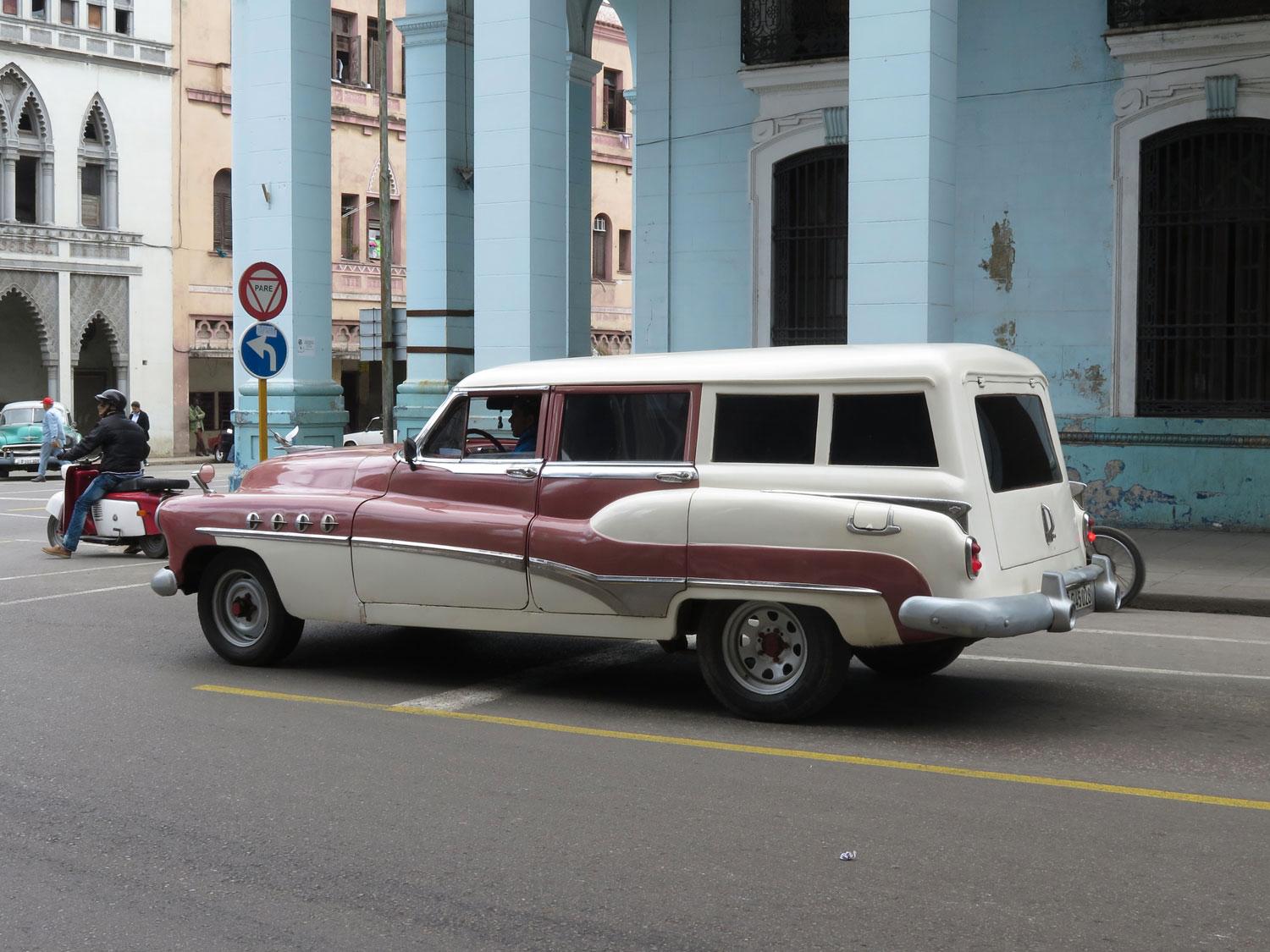 Vilken skönhet! En Buick Roadmaster från 1951 som väl började sitt liv som en fyrdörrars sedan. Och sen blev konverterad till likbil, eller bara rymlig persontransport. Kylarprydnaden var elegant redan i original, men kanske inte så här stor, de fyra lufthålen på framskärmarna, kromdekorationen längs sidan och den ovanliga dekorationen under tanklocket är däremot original, ovanligt på Kuba. Det fanns också en Roadmaster Estate Wagon, som kan ha inspirerat den lokale karossmakaren. Den var mer elegant, hade en del träinläggningar (Woodie) och tvådelad baklucka. Men samma bakre kofångare och bakljus.