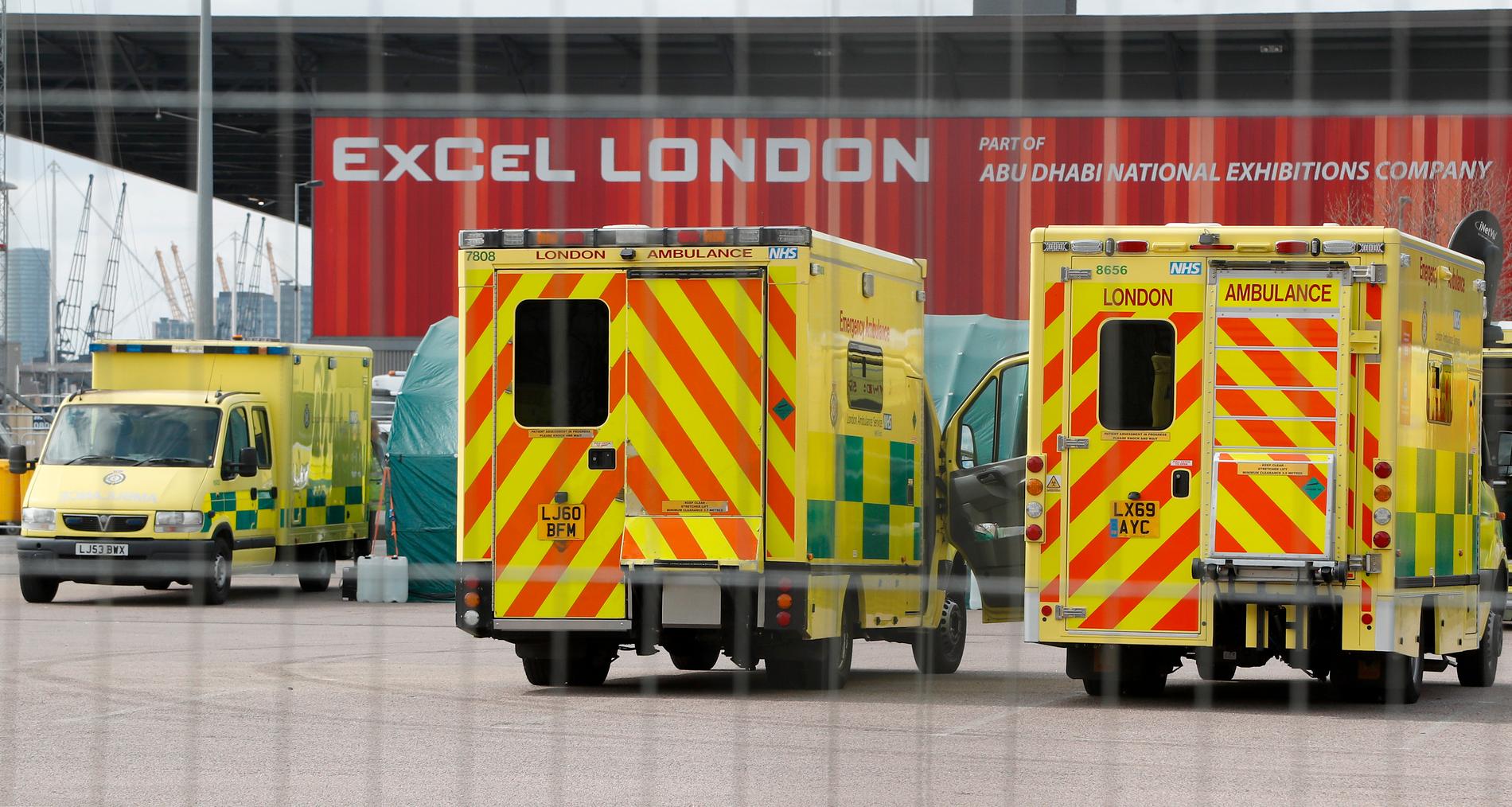Ambulanser utanför ett sjukhus i London.