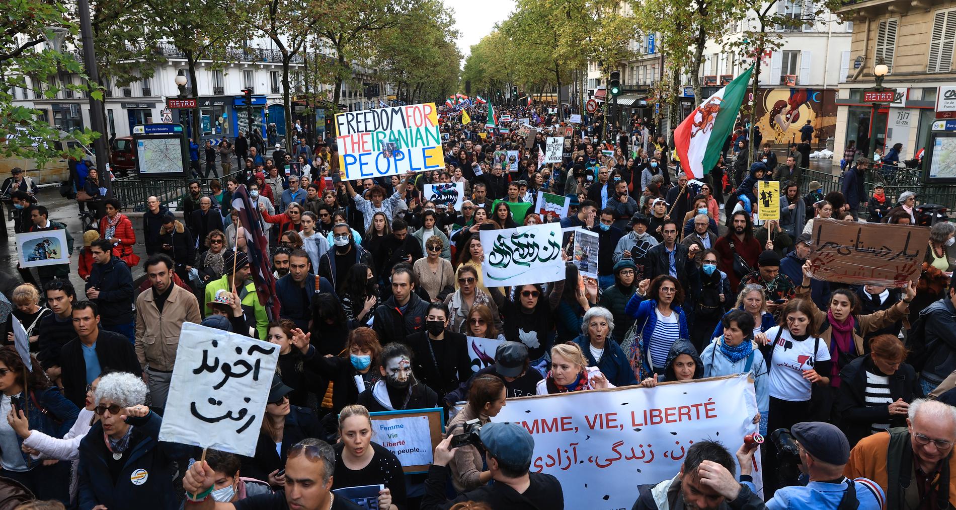 Paris, Frankrike. Tusentals människor på gatorna i Paris för att visa sitt stöd för kvinnorna i Iran. 