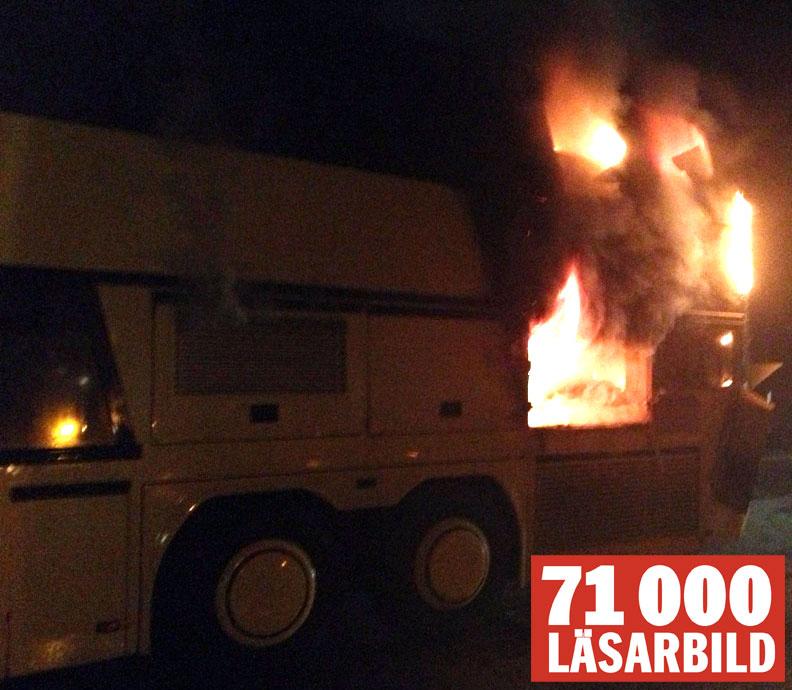 En kraftig brand utbröt i turnébussen.