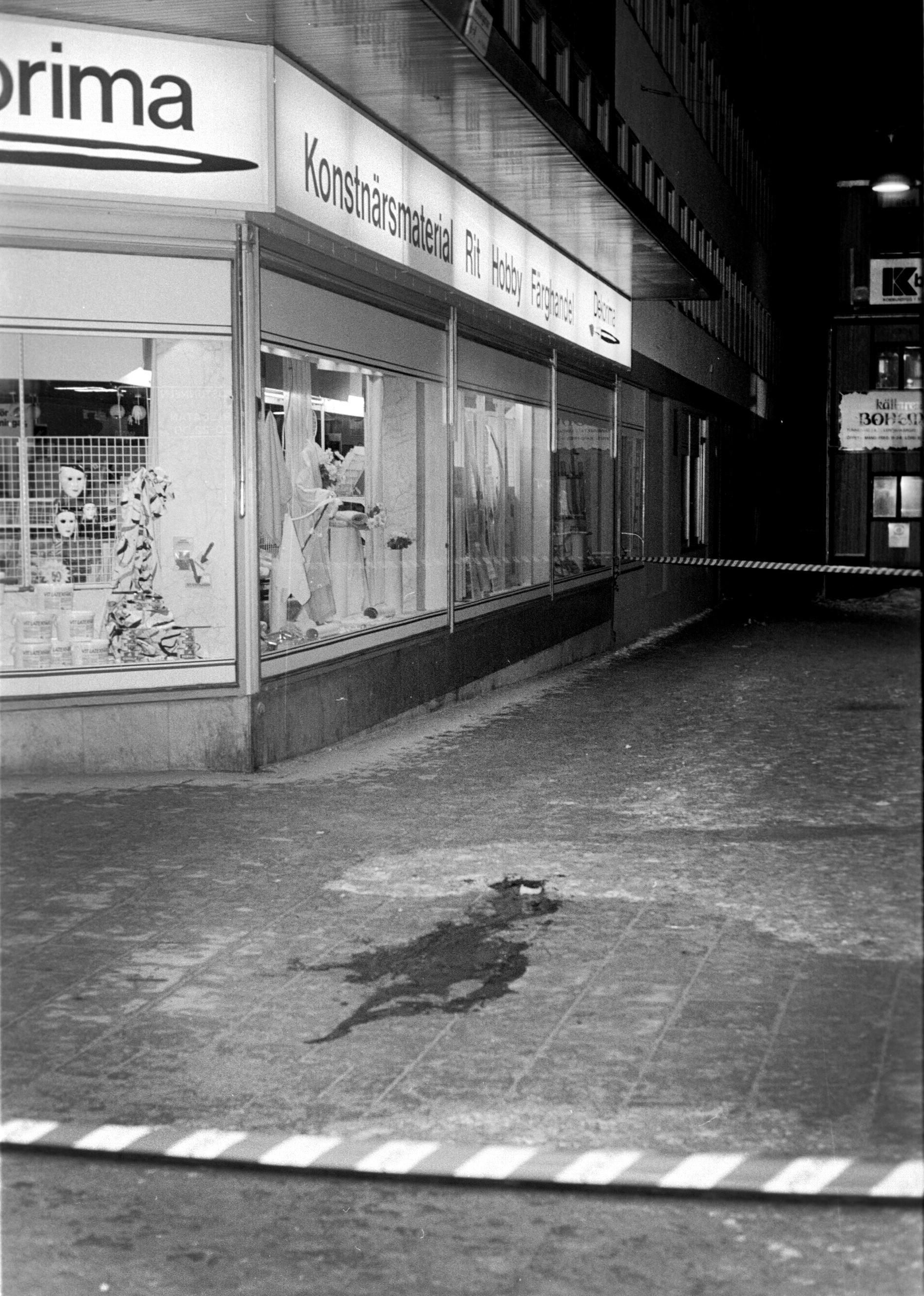 Bilder tagna vid mordplatsen på Sveavägen direkt efter mordet.