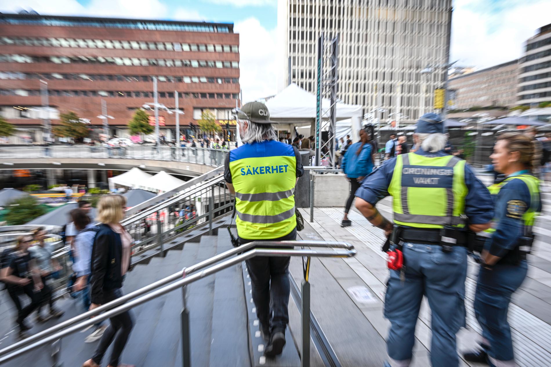 Säkerhetspersonal på Sergels torg i Stockholm bevakar den pågående Kulturfestivalen.