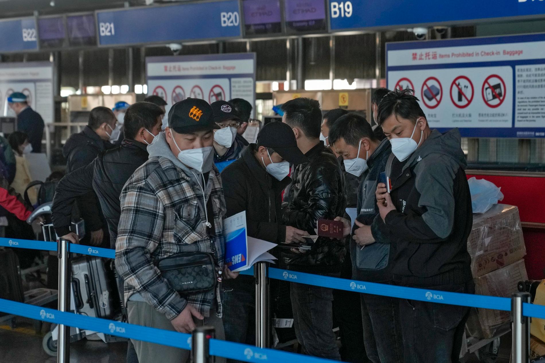 Resenärer på flygplatsen i Peking dagen före nyårsafton.