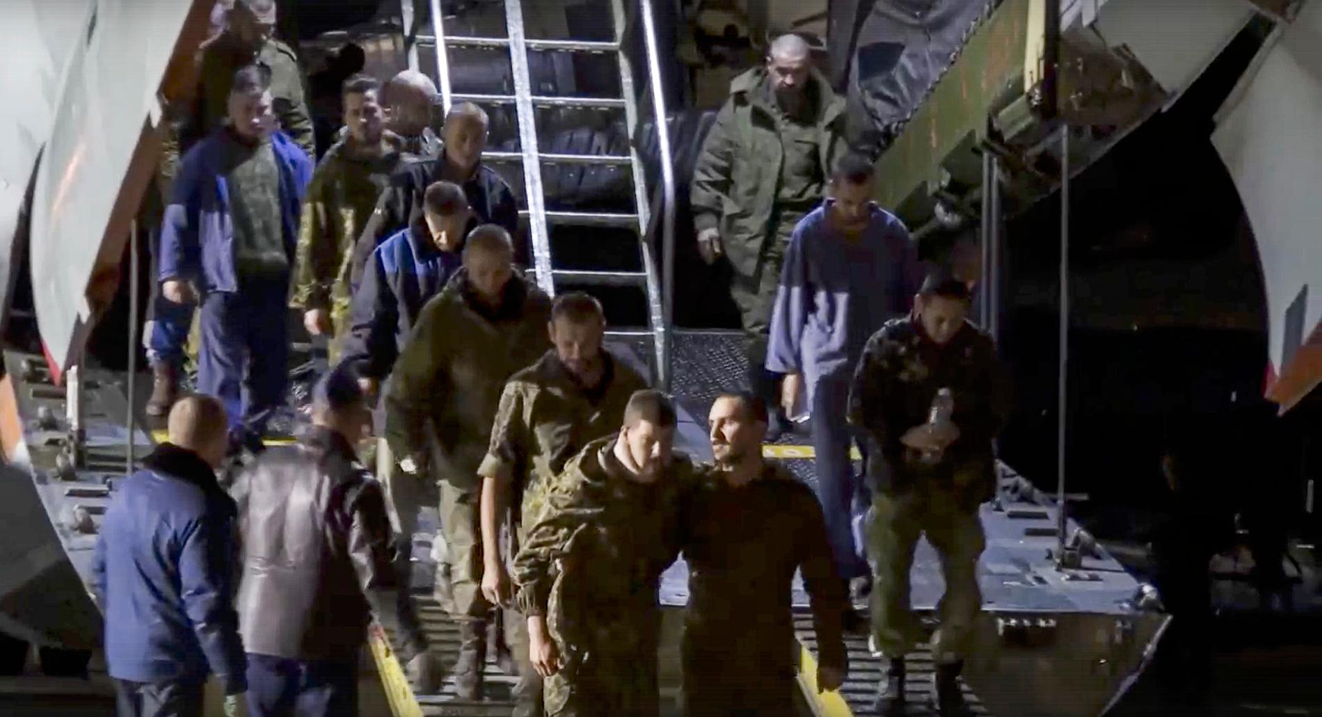 Soldater som tidigare varit krigsfångar i Ukraina återvänder till Ryssland efter en utväxling den 22 september.
