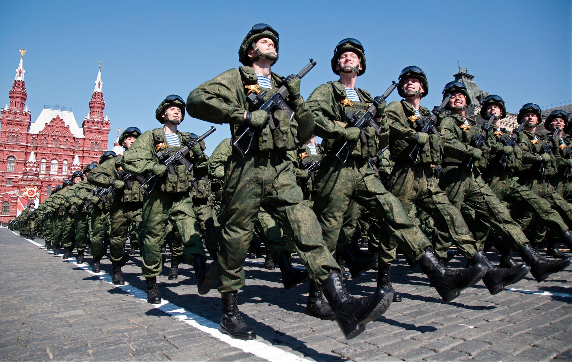 Militärparad på Röda Torget i Moskva.