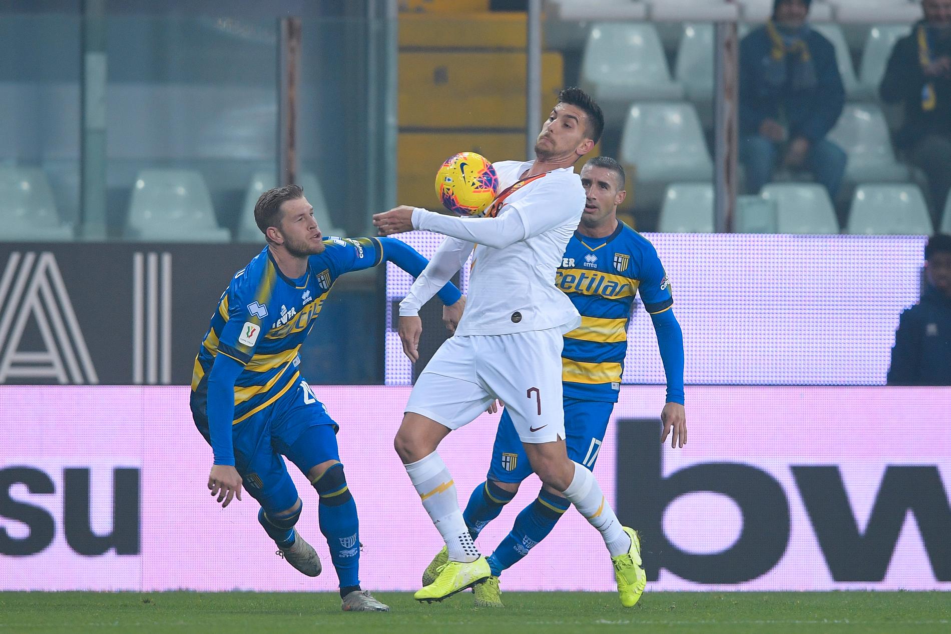 Romas Lorenzo Pellegrini, i vitt, blev tvåmålsskytt i cupmötet med Parma. Till vänster synhs svenske landslagsmannen Riccardo Gagliolo.
