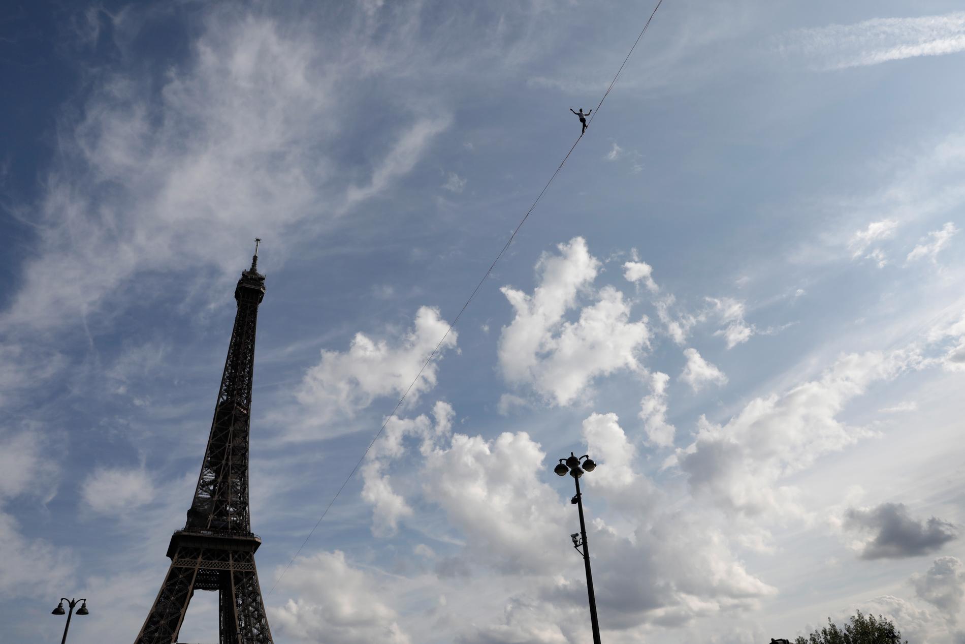 Den franska lindansaren Nathan Paulin bjöd på ett sällsynt skådat spektakel för parisarna på lördagen.